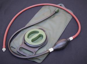 Techline Blutversorgungspumpe WW3-BRP mit grüner Kappe, schwarzem Hauptschlauch und rotem, aufgerolltem Schlauch, betriebsbereit angeordnet.