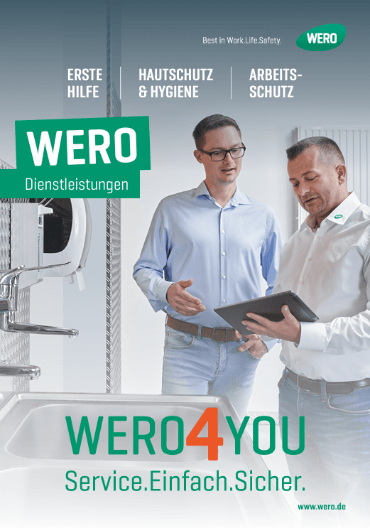 Zwei Männer in moderner Badezimmer-Umgebung mit Tablet, daneben grünes WERO4YOU Logo sowie Schriftzug „Service.Einfach.Sicher.“