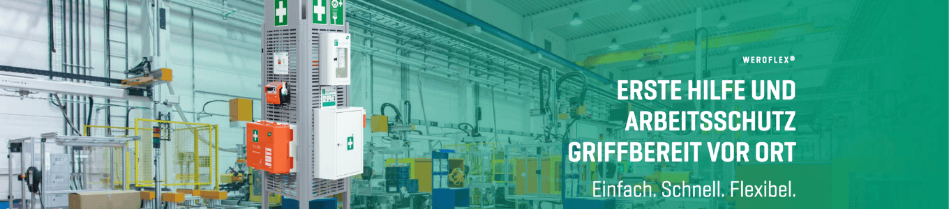 Industrielle Förderanlage mit Steuerung, Not-Aus-Schalter, Sicherheitsbarriere und Hinweis auf griffbereiten Arbeits- und Unfallschutz