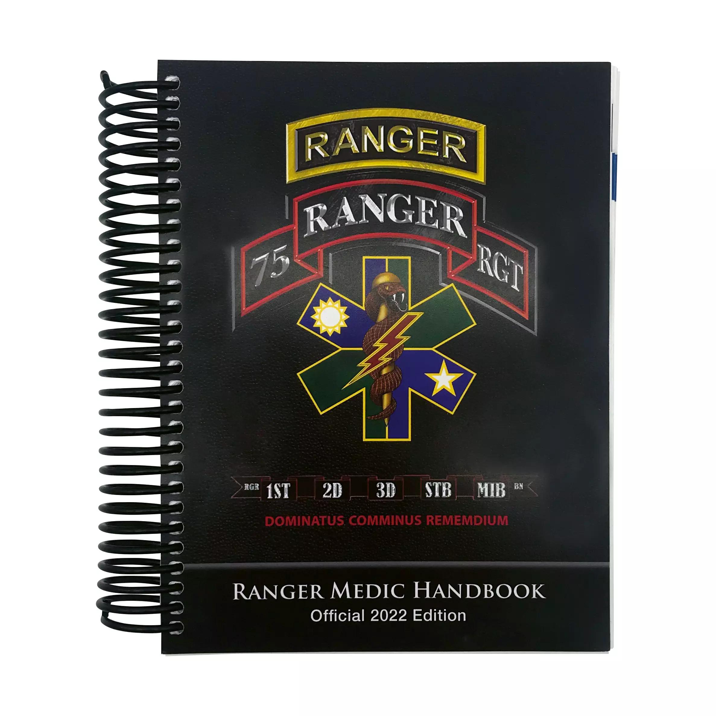 Spiralgebundenes Ranger Medic Handbook 2025 Updates mit schwarz gestaltetem Cover, militärischem Emblem und offizieller Beschriftung.