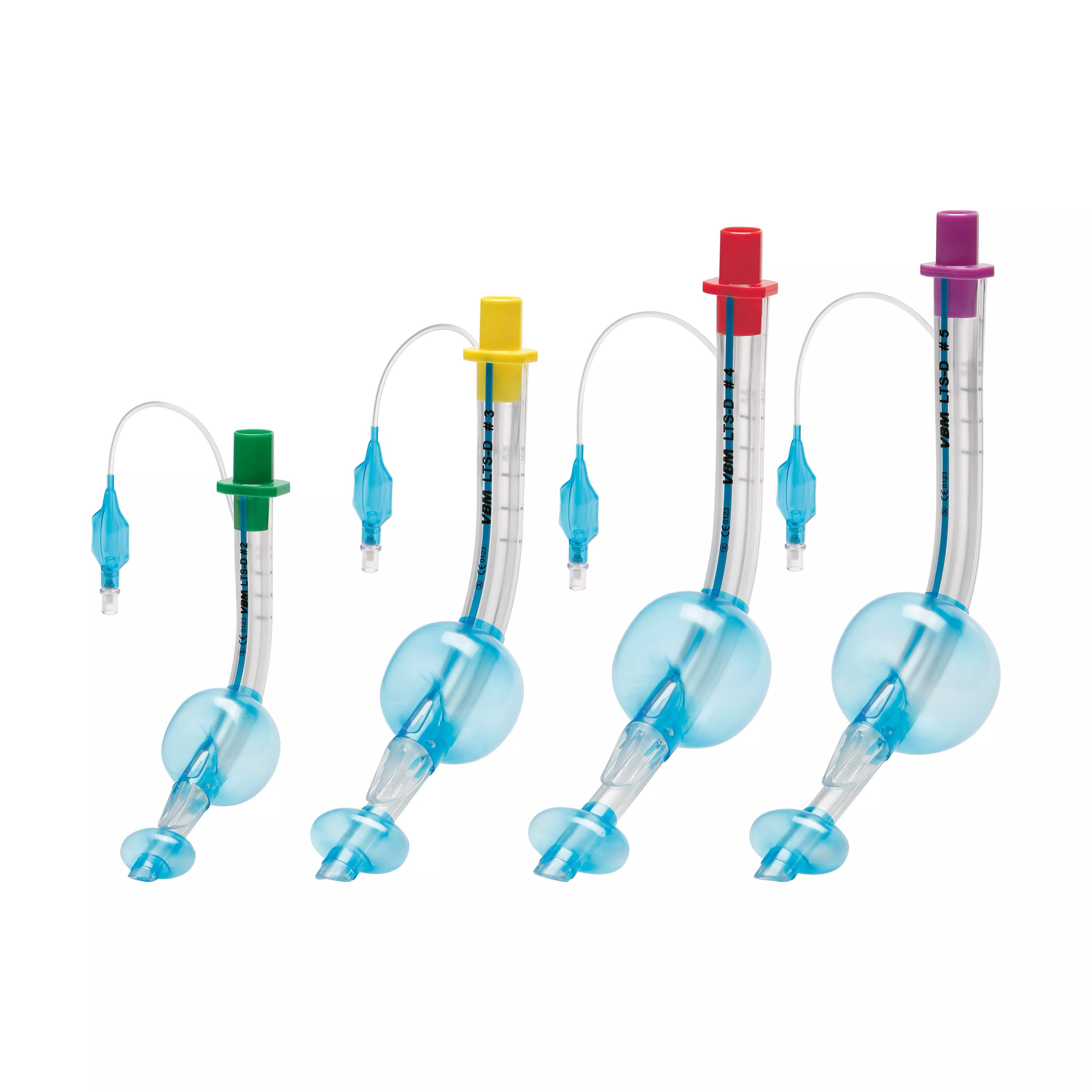 Vier Larynx Tubus LTS-D, steril - S in verschiedenen Größen mit blauen Ballons, roten und gelben Kappen sowie flexibler Verbindungsschlauch.