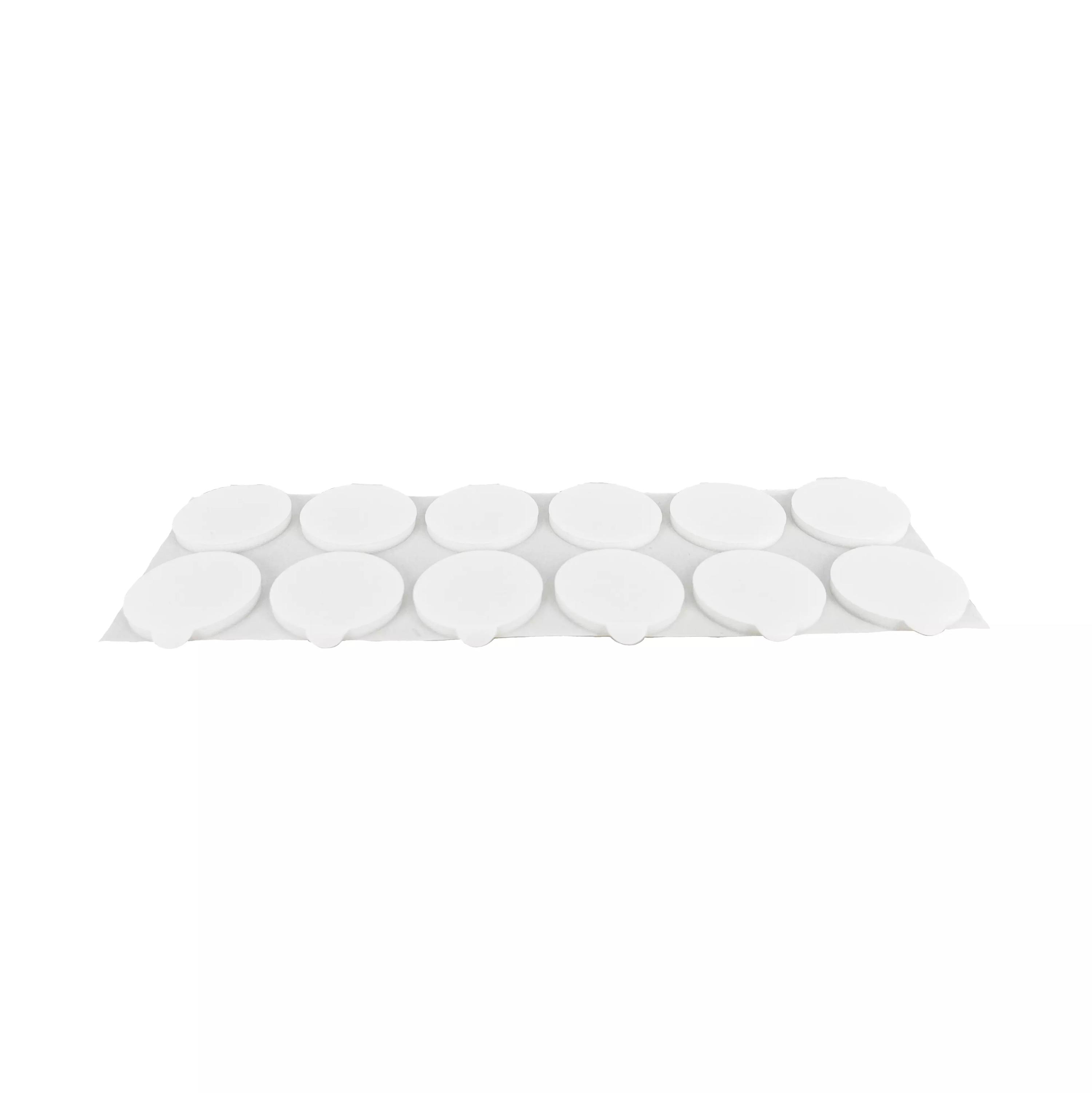 Ein rechteckiges, leicht gewelltes Blatt mit zwölf runden Klebepunkte, 12 Stk zeigt gleichmäßig angeordnete, weiße Aufkleber mit matter Oberfläche.
