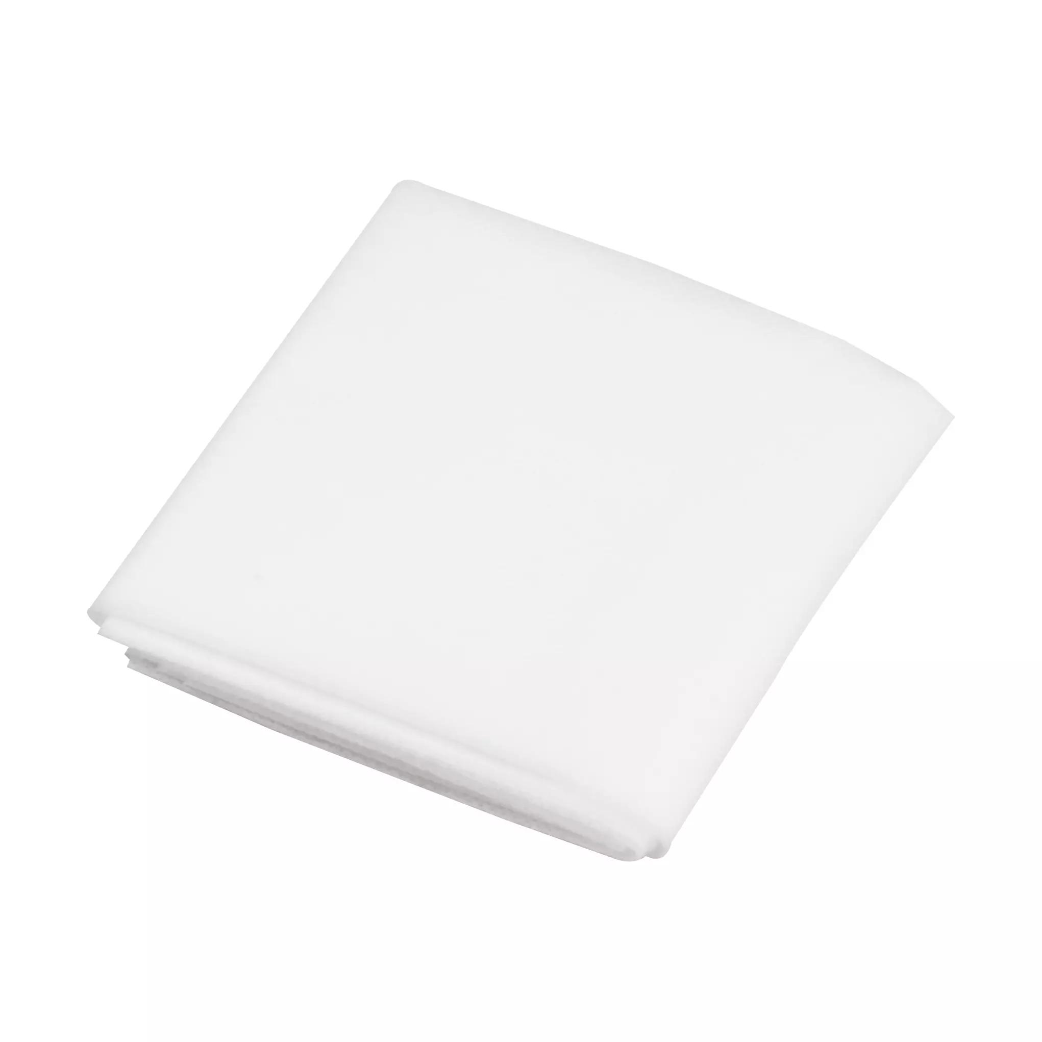 Ein weißes, gefaltetes Verbandtuch DIN 13152, steril, liegt zusammen mit einem weißen Umschlag zur Abdeckung großflächiger Verletzungen.