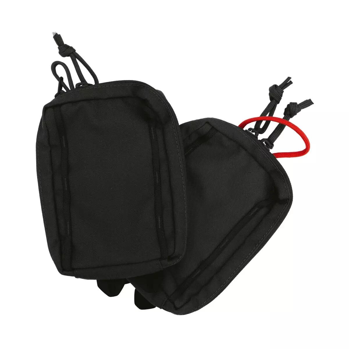 Schwarzer TT Medic Mascal Pack mit mehreren Fächern und Reißverschlüssen, roten Gurten sowie vier IFAK-Pouches an der Front.