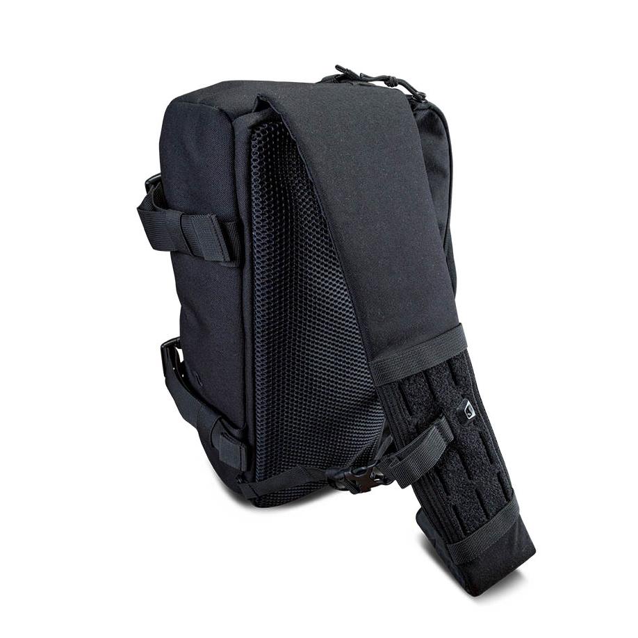 5.11 UCR SLINGPACK schwarze Notfalltasche mit quer laufendem Sicherheitsgurt, Innenfächern mit Gummizügen und Netztasche, steht aufrecht.
