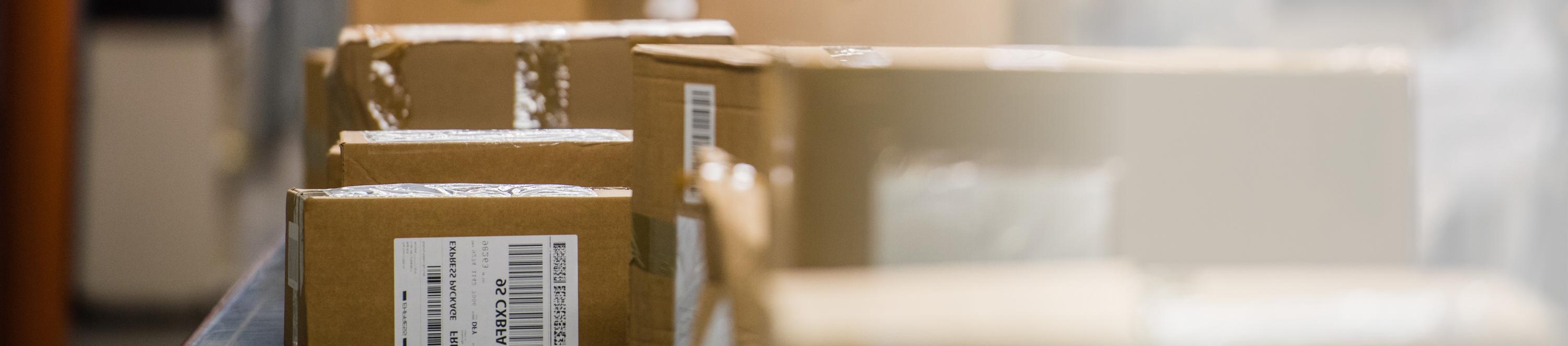 Viele Pakete liegen auf einem Tisch.