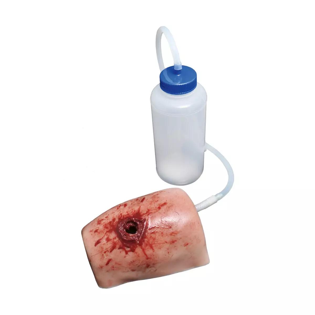 TrueClot® Woundpacking Trainingssystem - Schusswunde mit genähter seitlicher Öffnung, angeschlossenem Schlauch und Kunstblut-Flasche für Blutstillungstraining.