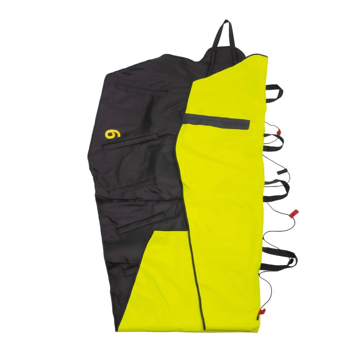 Ein ausgebreiteter Thermosaver Hypothermic Rescue Bag - Neongelb mit wasserabweisender, winddichter Außenschicht und isolierenden Polyesterlagen.
