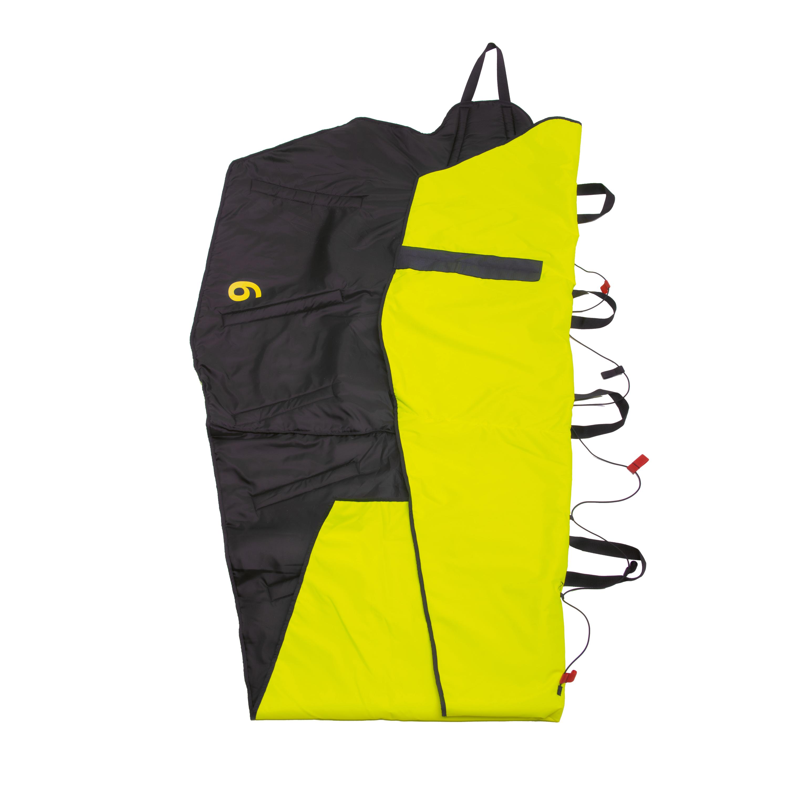 Ein ausgebreiteter Thermosaver Hypothermic Rescue Bag - Neongelb mit wasserabweisender, winddichter Außenschicht und isolierenden Polyesterlagen.
