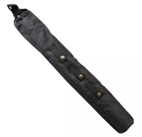 Schwarze Trinkflasche mit texturiertem Oberflächenmaterial und drei Griffen, die goldfarbene Verschlüsse aufweisen.