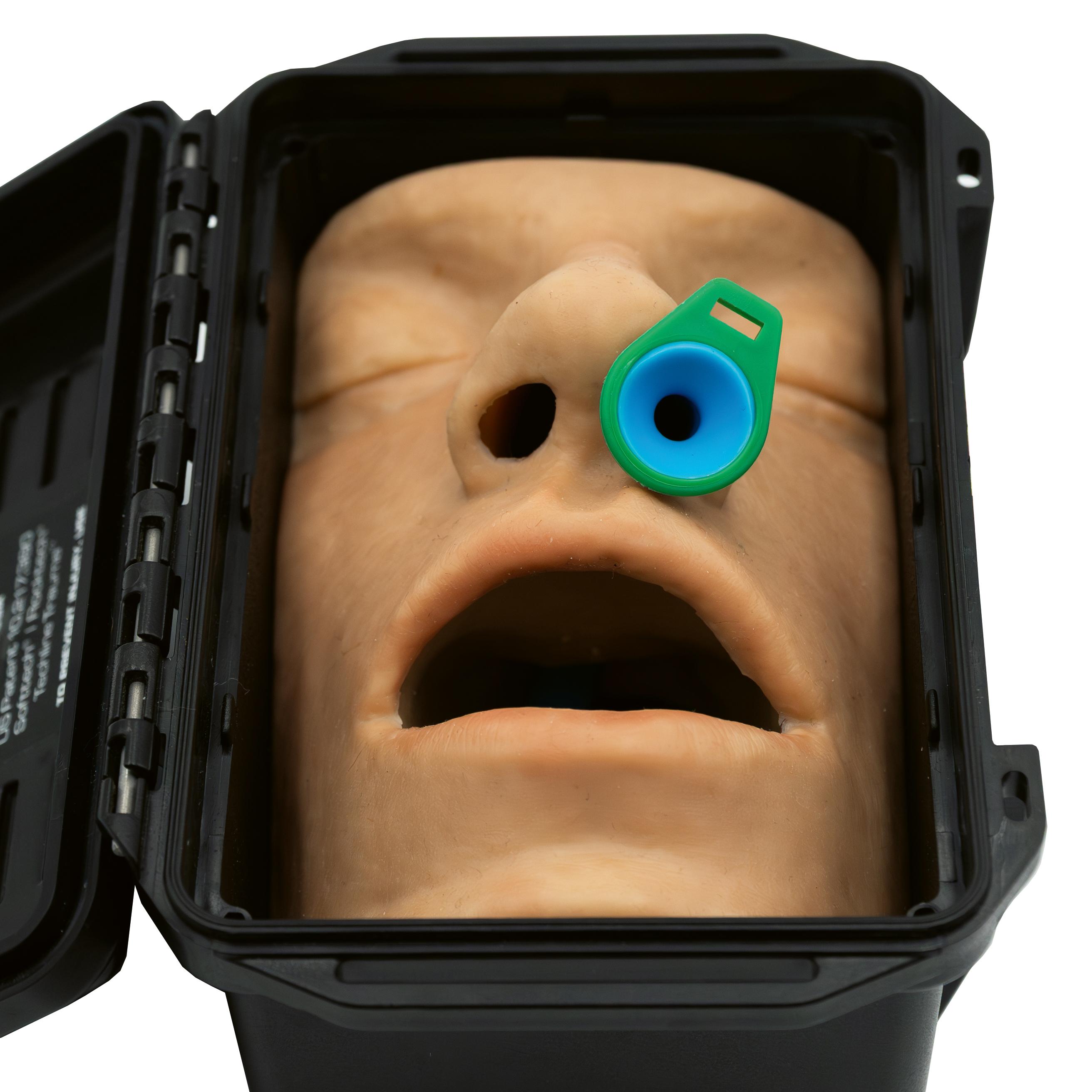 Der Techline Nasopharyngeal-/Wendl-Tubus-Trainer zeigt einen Dummy-Kopf mit eingeführtem Nasen- und Mundtubus sowie grünem Nasal-Katheter im schwarzen Koffer.