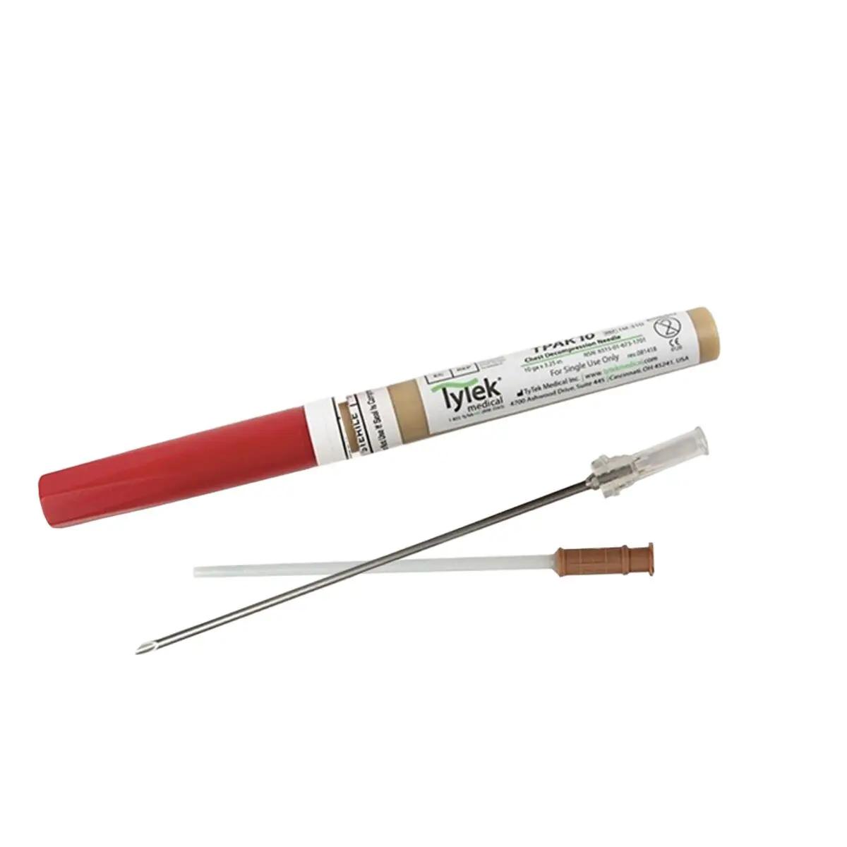 Eine Entlastungspunktionsnadel TPAK - 50 Stk, 10 mit rotem Körper, dünner Metallspitze und weißem Label liegt teils in einem kleinen, braunen Halter.