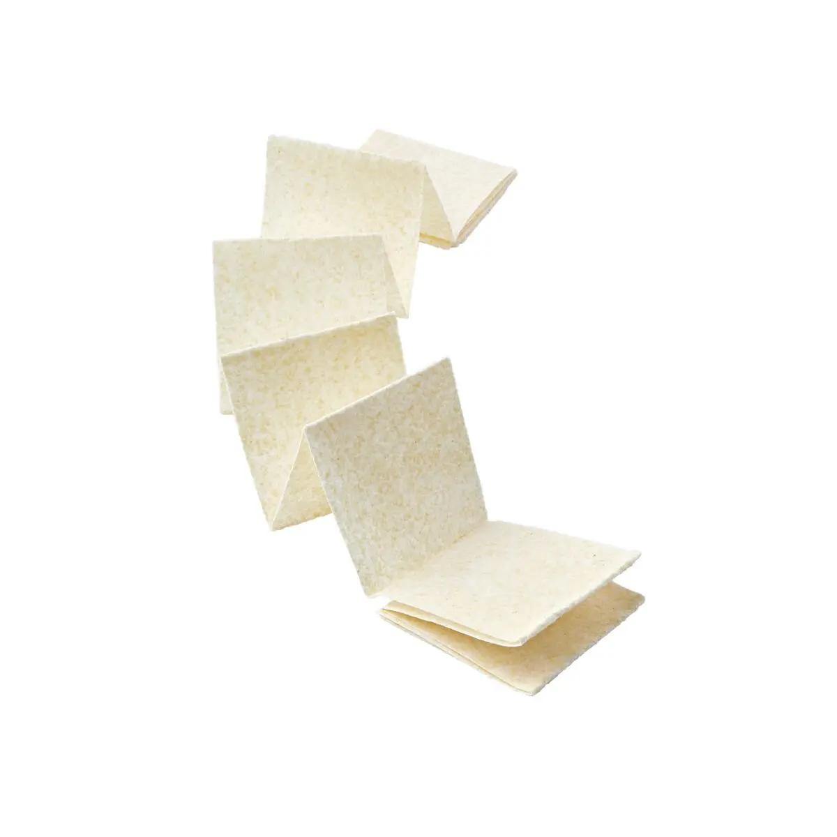 Mehrere gefaltete Celox™ Gauze Tücher aus zart cremefarbenem Material mit patentiertem Chitosan-Wirkstoff und strukturierter Oberfläche.