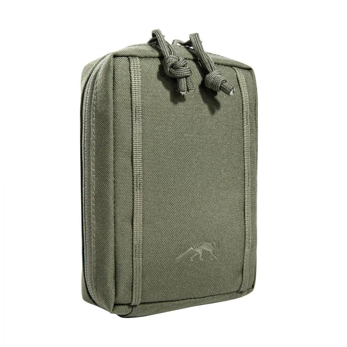 Olivegrüne TT Tac Pouch 1.1 aus robustem Material mit zwei Kordelverschlüssen, seitlichem Reißverschluss und gesticktem Logo aufrecht stehend.