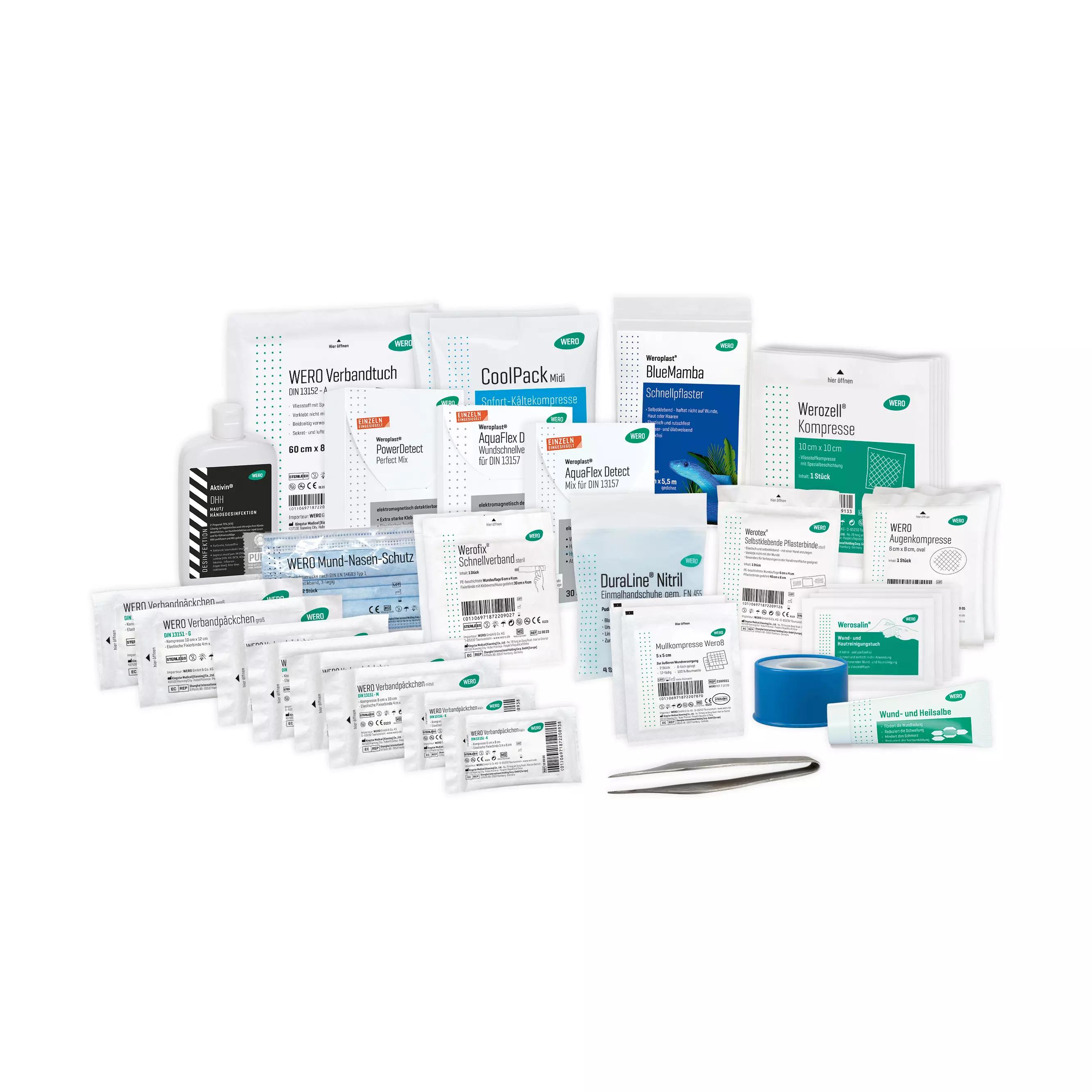 Verschiedene Verbandstoffe, Pflaster, Desinfektionstücher und Zubehör aus dem WERO Austausch-Set DIN 13157 Allround Plus, detektierbar, ordentlich angeordnet.