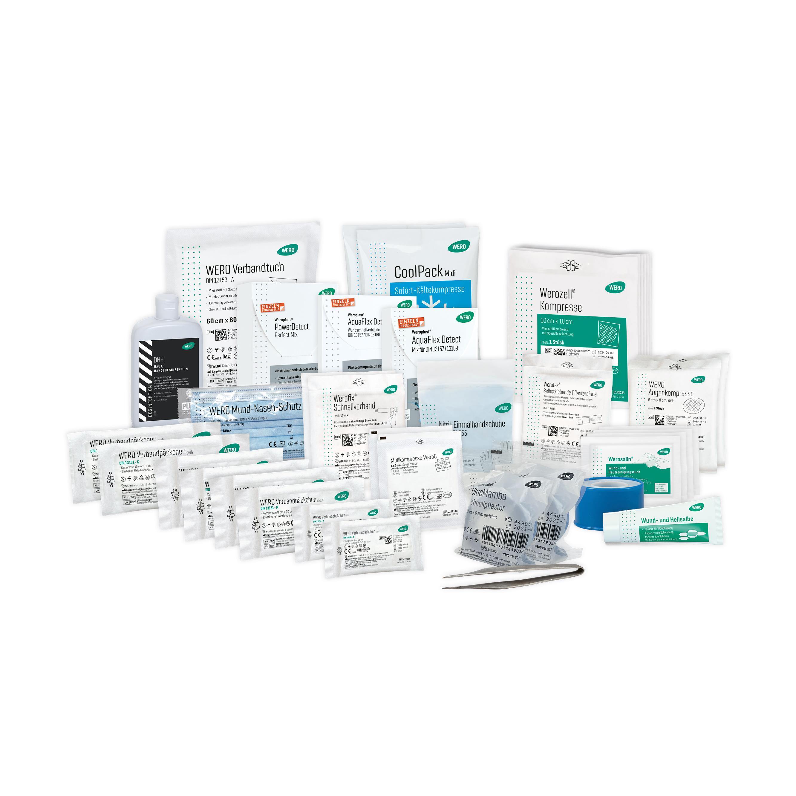 Verschiedene Verbandstoffe, Pflaster, Desinfektionstücher und Zubehör aus dem WERO Austausch-Set DIN 13157 Allround Plus, detektierbar, ordentlich angeordnet.