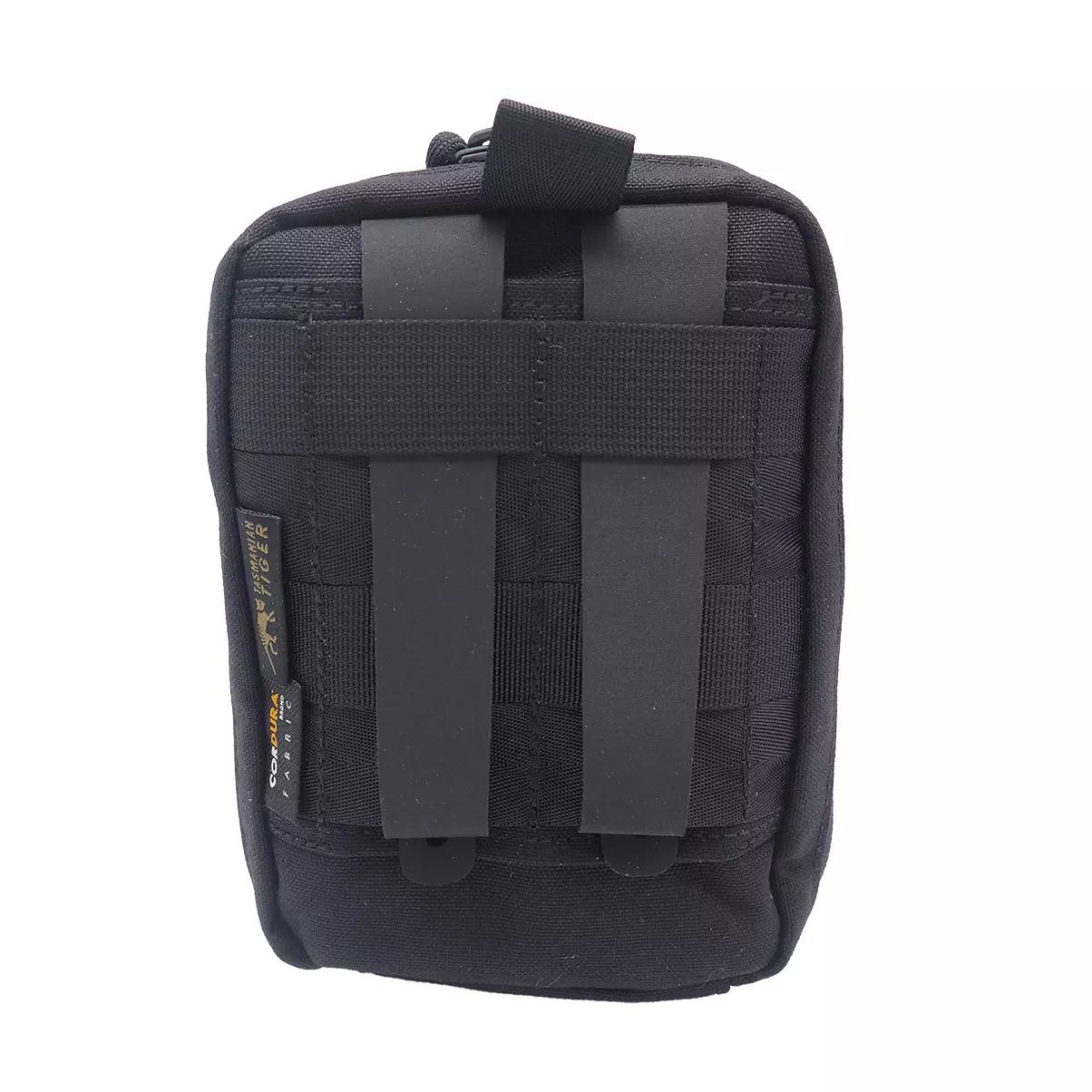 Das C-ABC Adventure First Aid Pack ist eine kompakte, schwarze Tasche aus wasserabweisendem Material mit seitlichen Trageriemen und robustem Zipper.