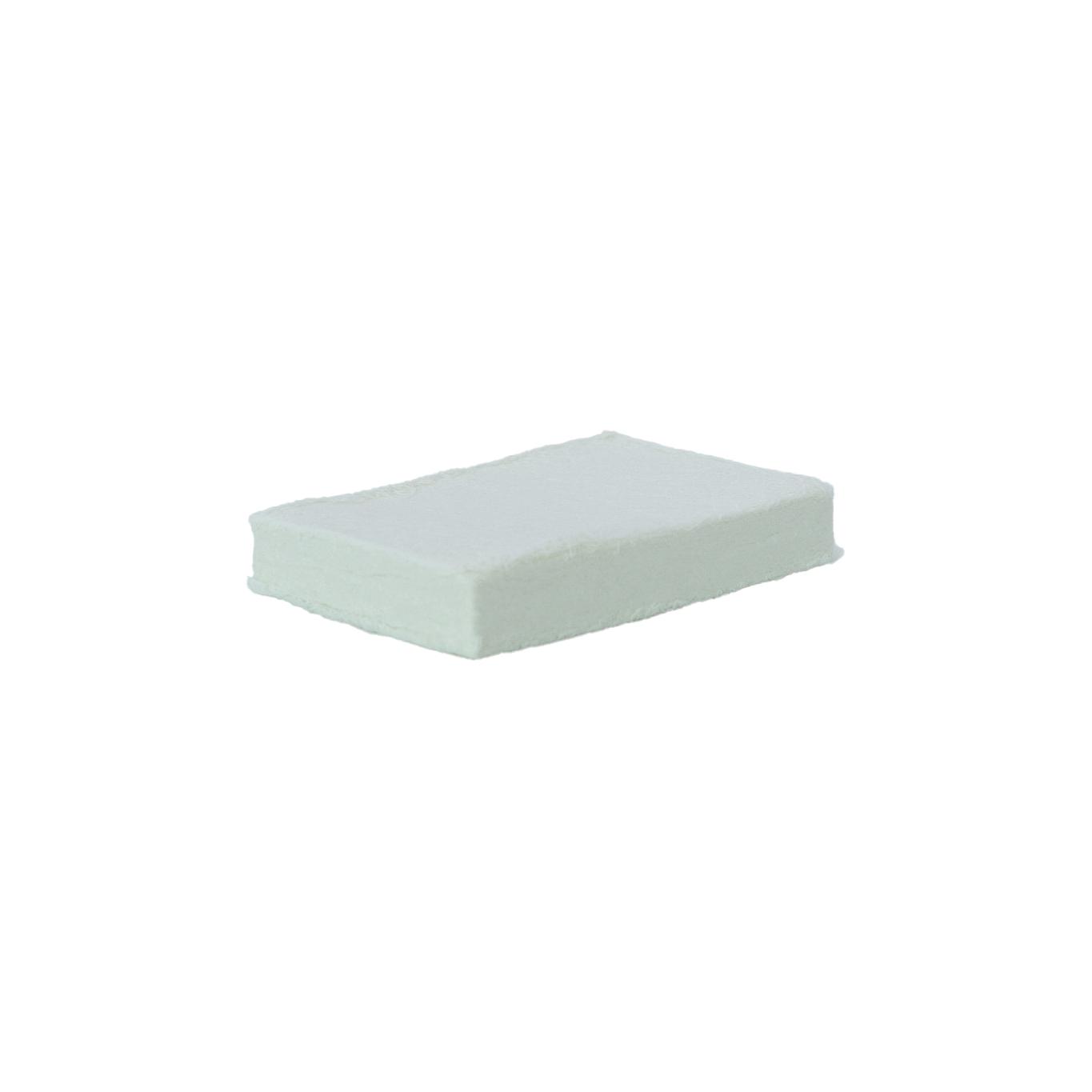 Ein rechteckiges Stück der WERO MED-X® Tactical Compressed Gauze® mit leicht rauer Struktur liegt gleichmäßig im Bildzentrum.