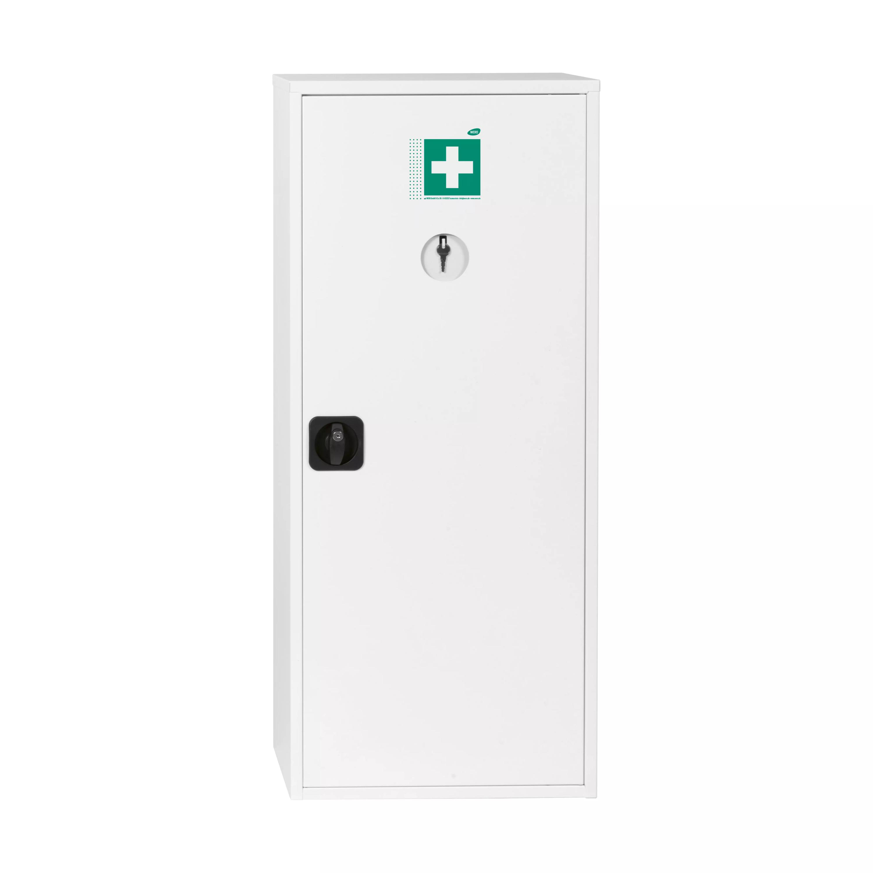 Ein weißer WERO Sanitätswandschrank Space 6 / 072, leer, aus Metall mit grünem Kreuz, schwarzem Griff und silbernem Schloss auf der Tür.