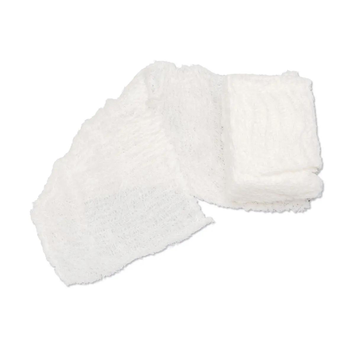 Eine leicht angewinkelte Rolle Compressed Gauze aus 6-fach gewebter, saugstarker Baumwolle ohne sichtbare Markierungen.
