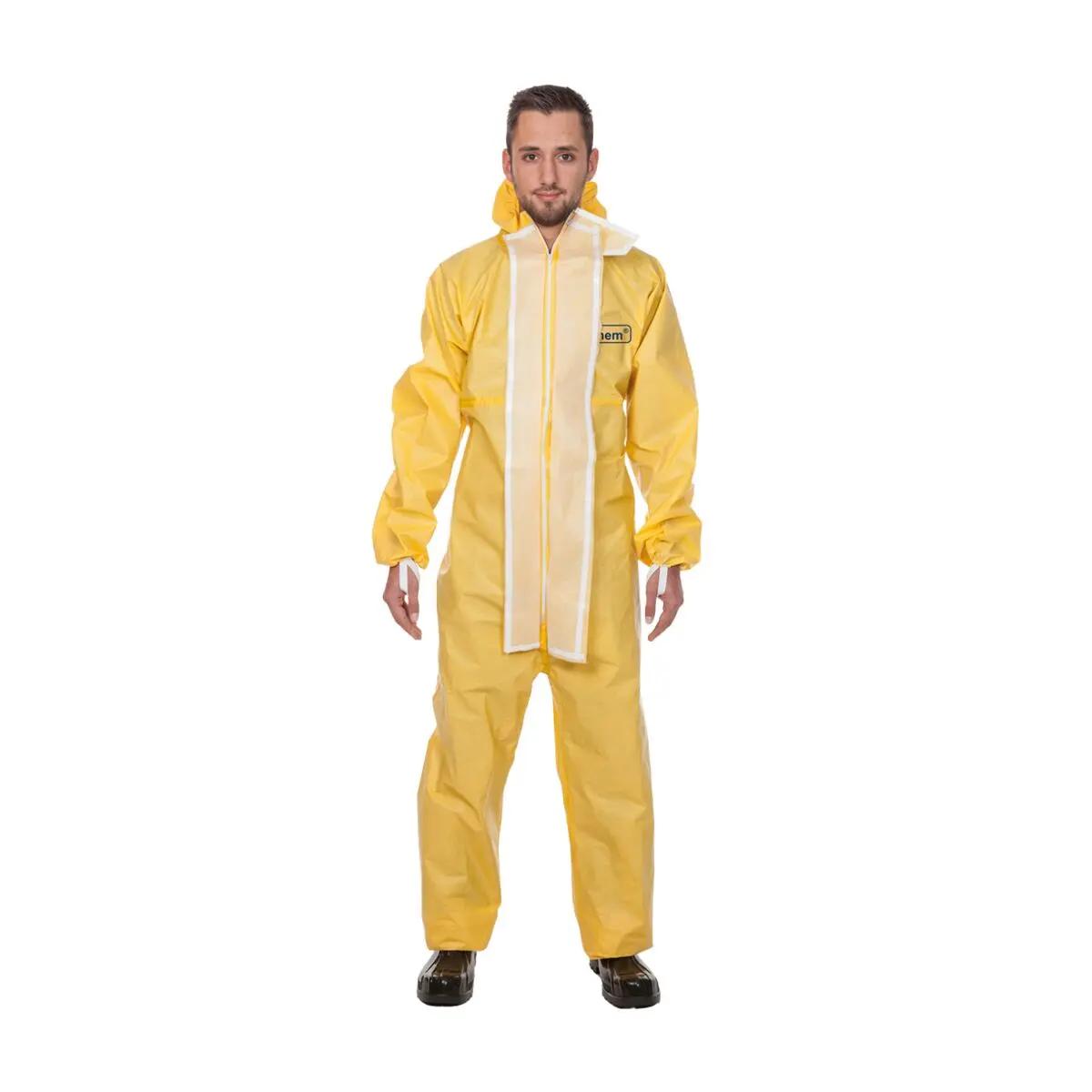 Ein Mann trägt den Schutzoverall ProChem I CPM E - Gelb, XXXL mit weißem Kragen, Frontstreifen und Logo auf der linken Brust.