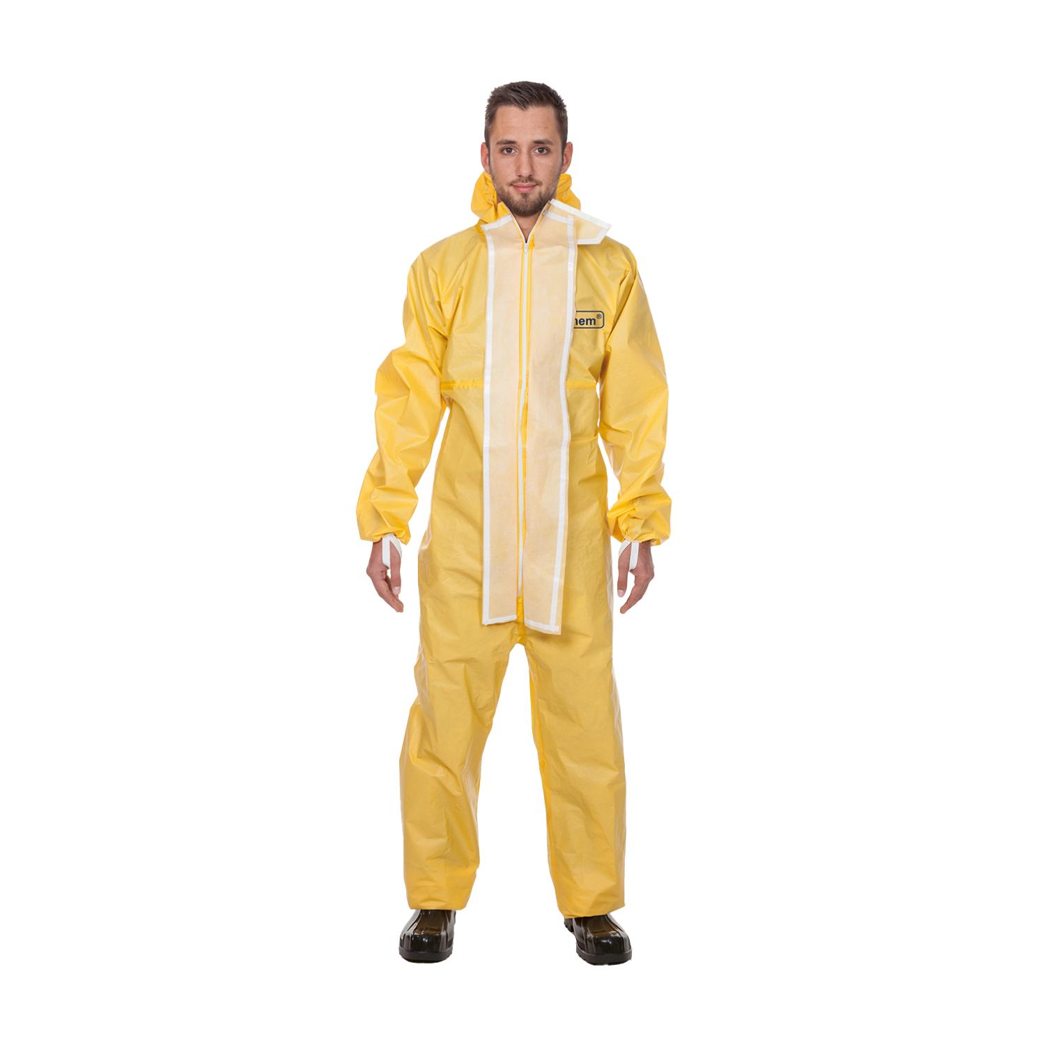 Ein Mann trägt den Schutzoverall ProChem I CPM E - Gelb, XXXL mit weißem Kragen, Frontstreifen und Logo auf der linken Brust.