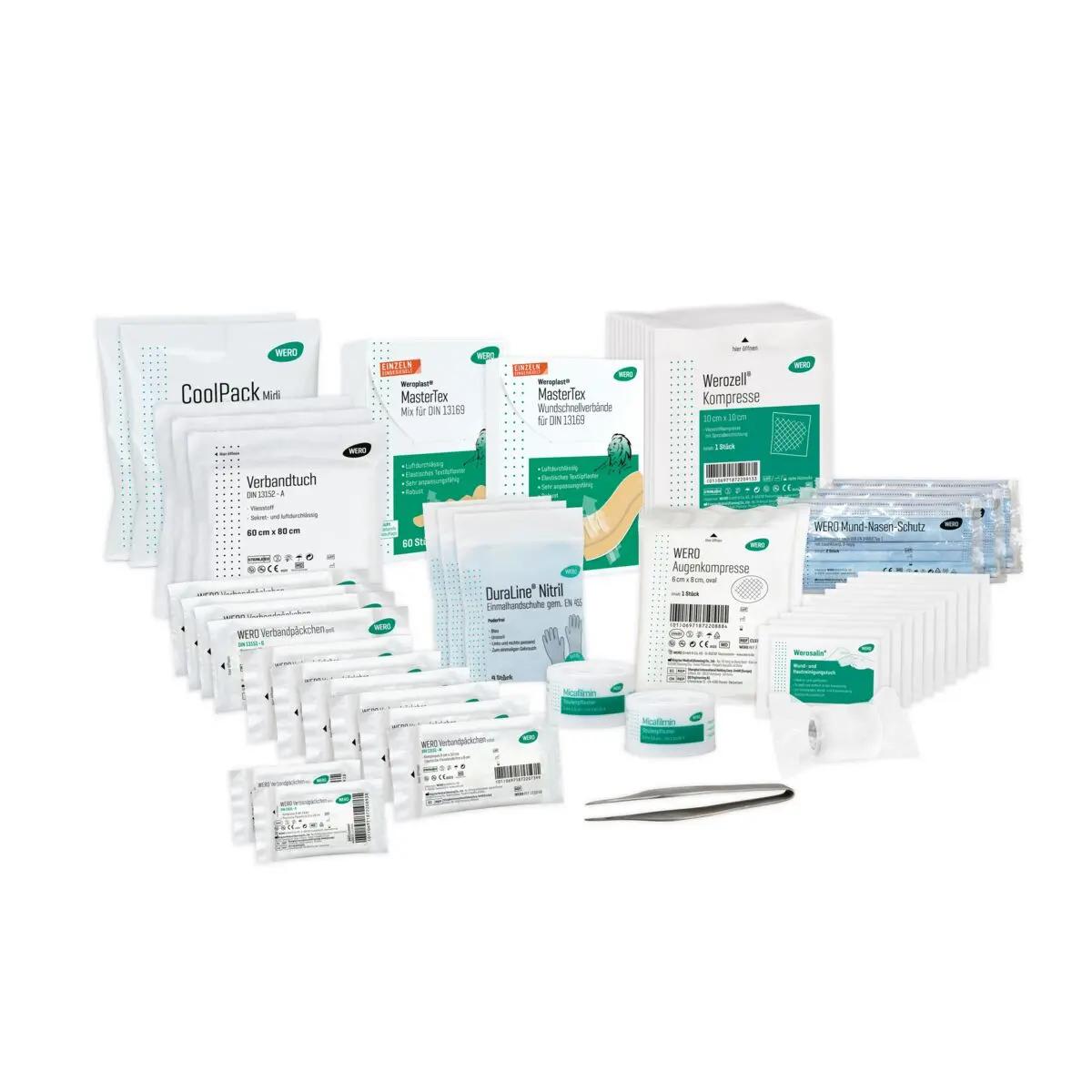 Mehrere Packungen des WERO Austausch-Set DIN 14142 mit Kühlpacks, Mullbinden, Verbandmaterial, Pinzette und Skalpell sind übersichtlich angeordnet.