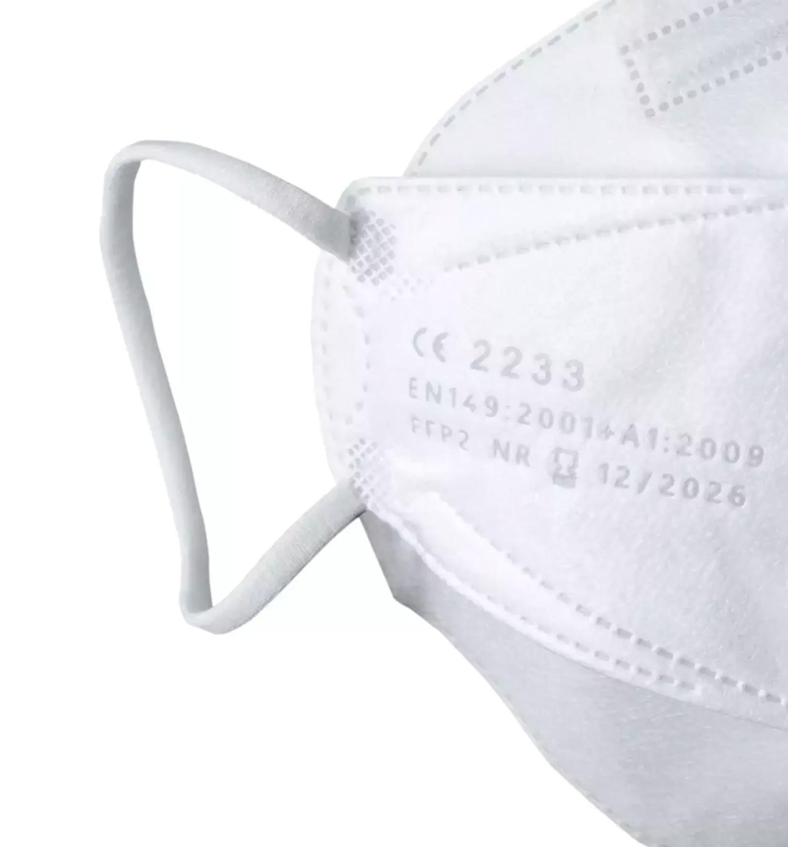 Weißer FFP2-Atemschutzmaske mit CE-Kennzeichnung, genormten Sicherheitsangaben, elastischen Ohrschlaufen und geprägtem Nasenbügel