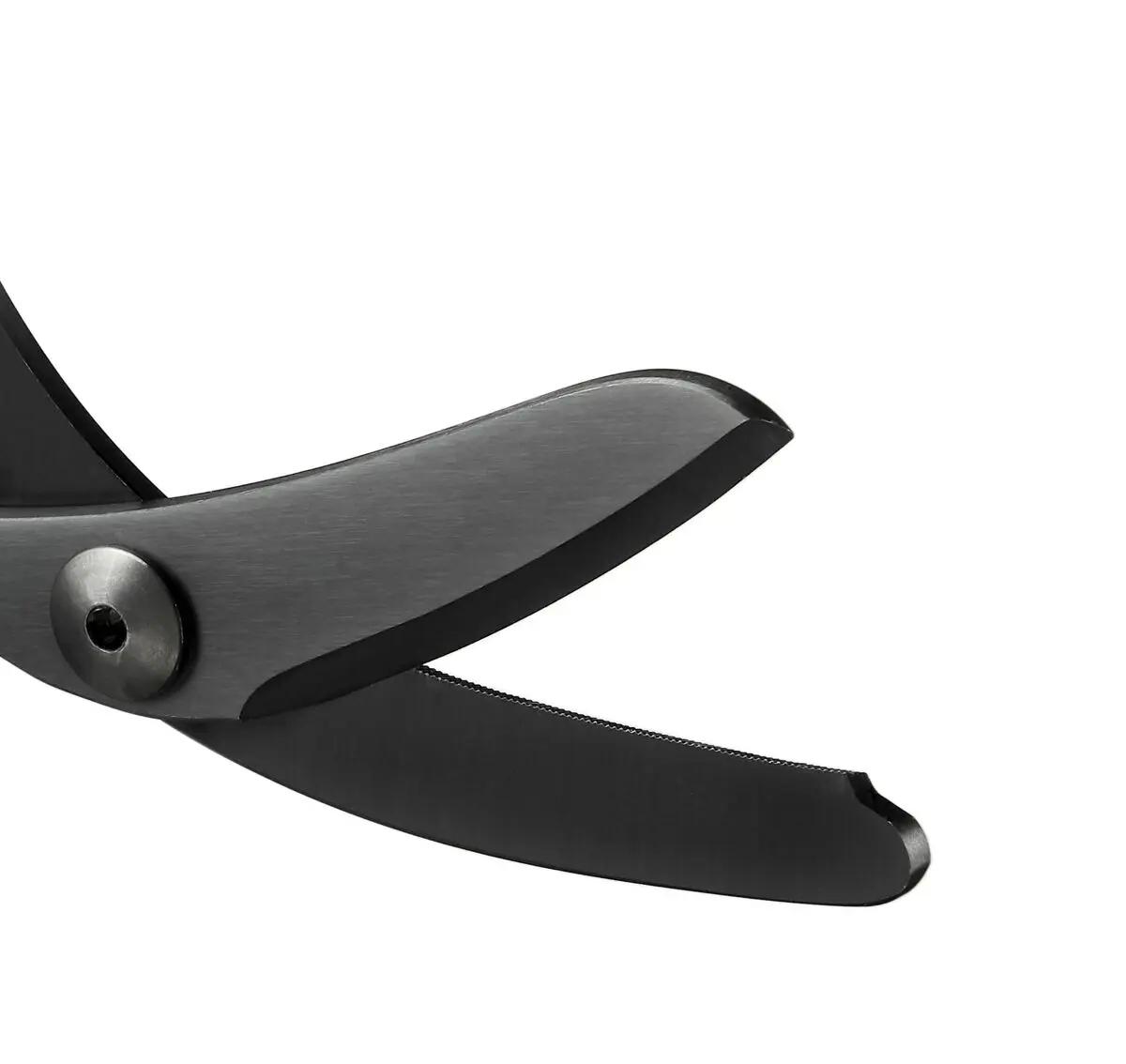 Traumaschere XSHEAR® - Oliv mit gehärteten, mattschwarzen Stahlklingen, BLACK TITANIUM-Beschichtung und gebogenem, patentiertem Design im offenen Zustand.