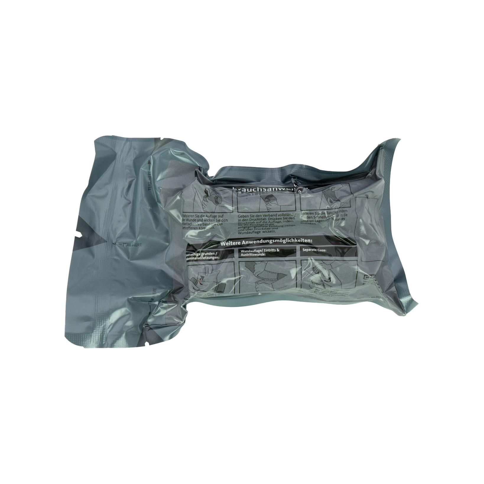 Eine einzelne, rechteckige T3 Bandage™ in silberner, transparenter Verpackung mit schwarzem Etikett, Notfalldruckverband mit zwei Wundauflagen und Mullbinde.
