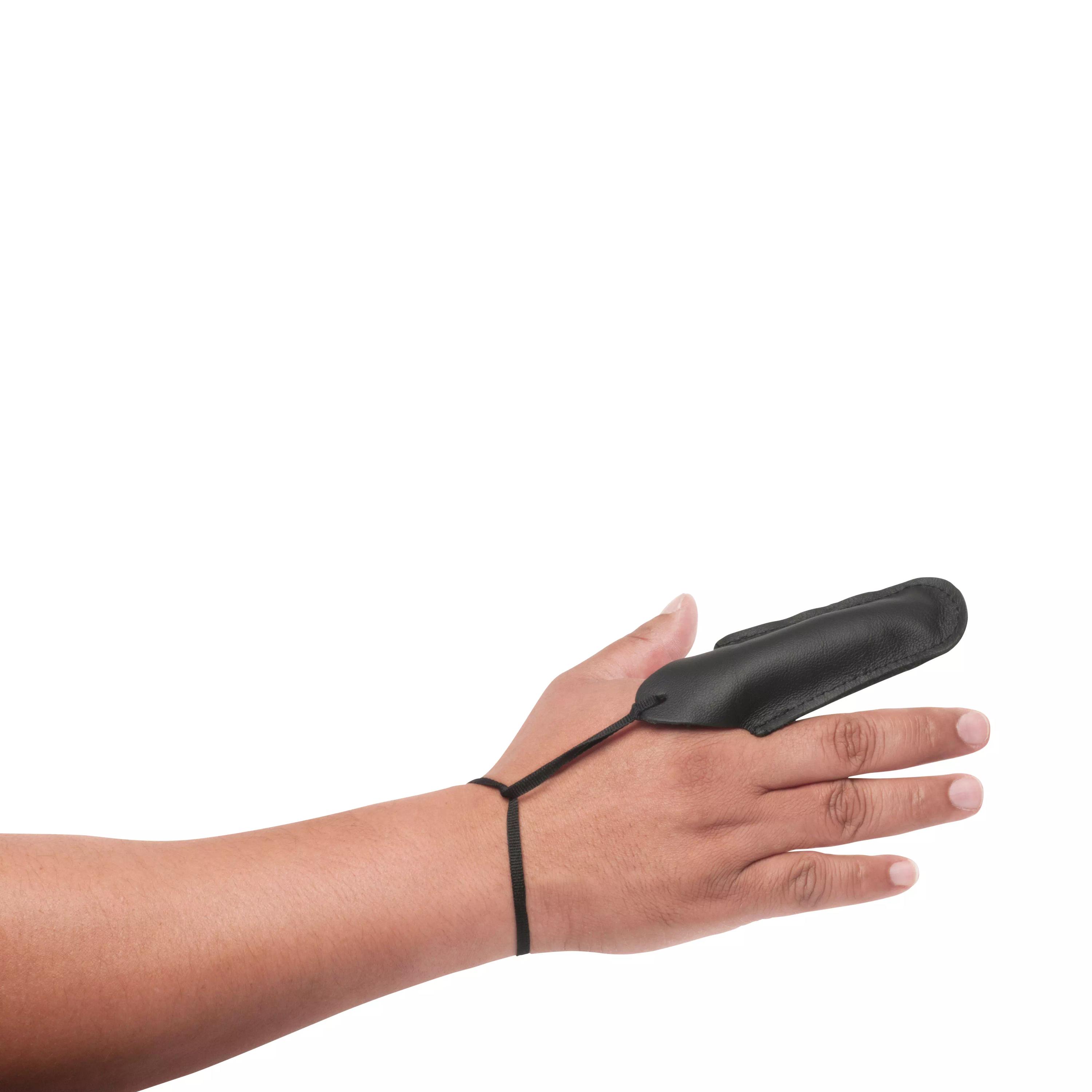 Eine Hand trägt einen schwarzen Lederfingerling aus dem Set Lederfingerlinge, 10 Stk, der schützend und passgenau den ausgestreckten Zeigefinger umhüllt.