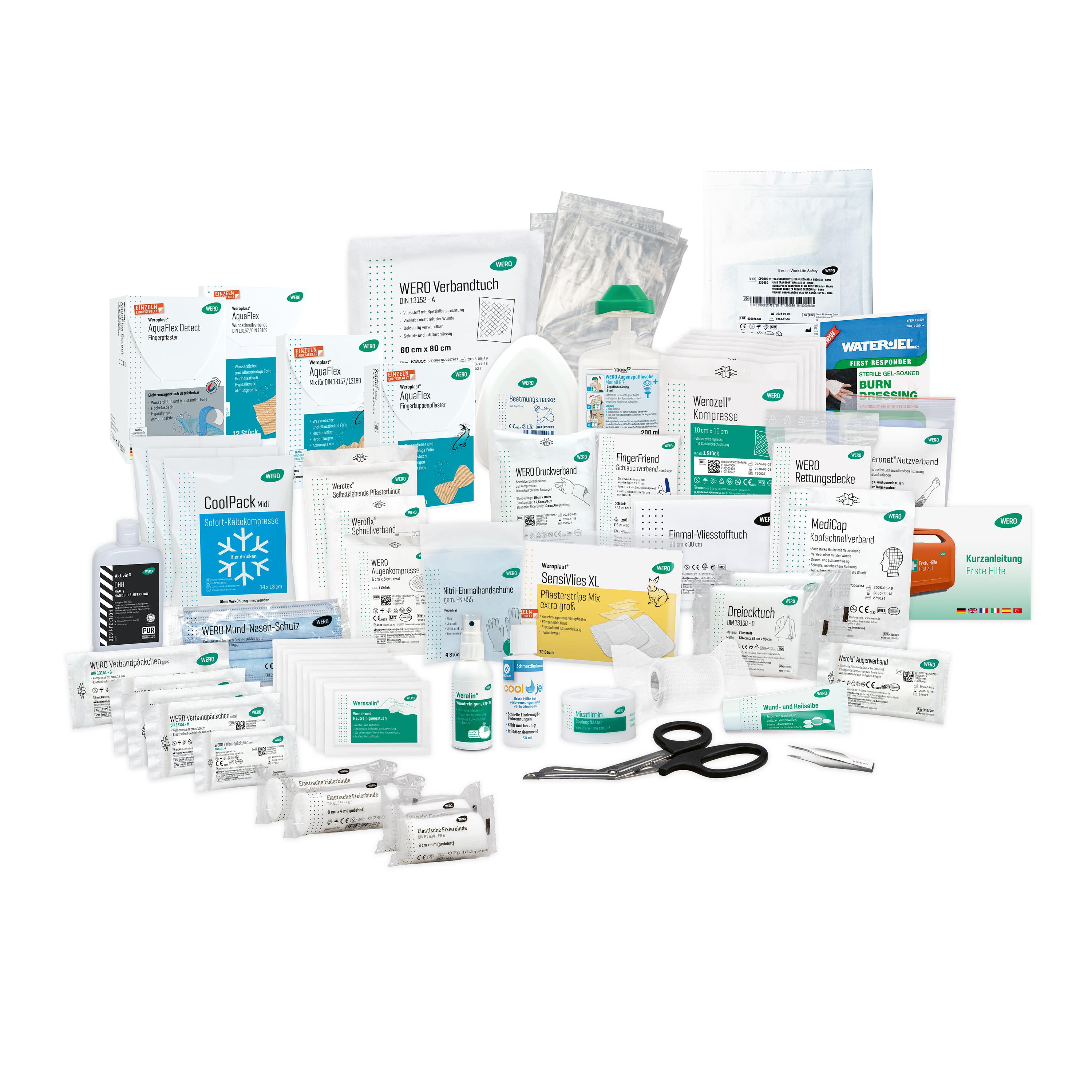 Füllung für Erste Hilfe Koffer Hotel / Gastronomie mit Pflastersets, Verbandmaterial, Flaschen und zwei schwarzen Scheren ausgebreitet angeordnet.