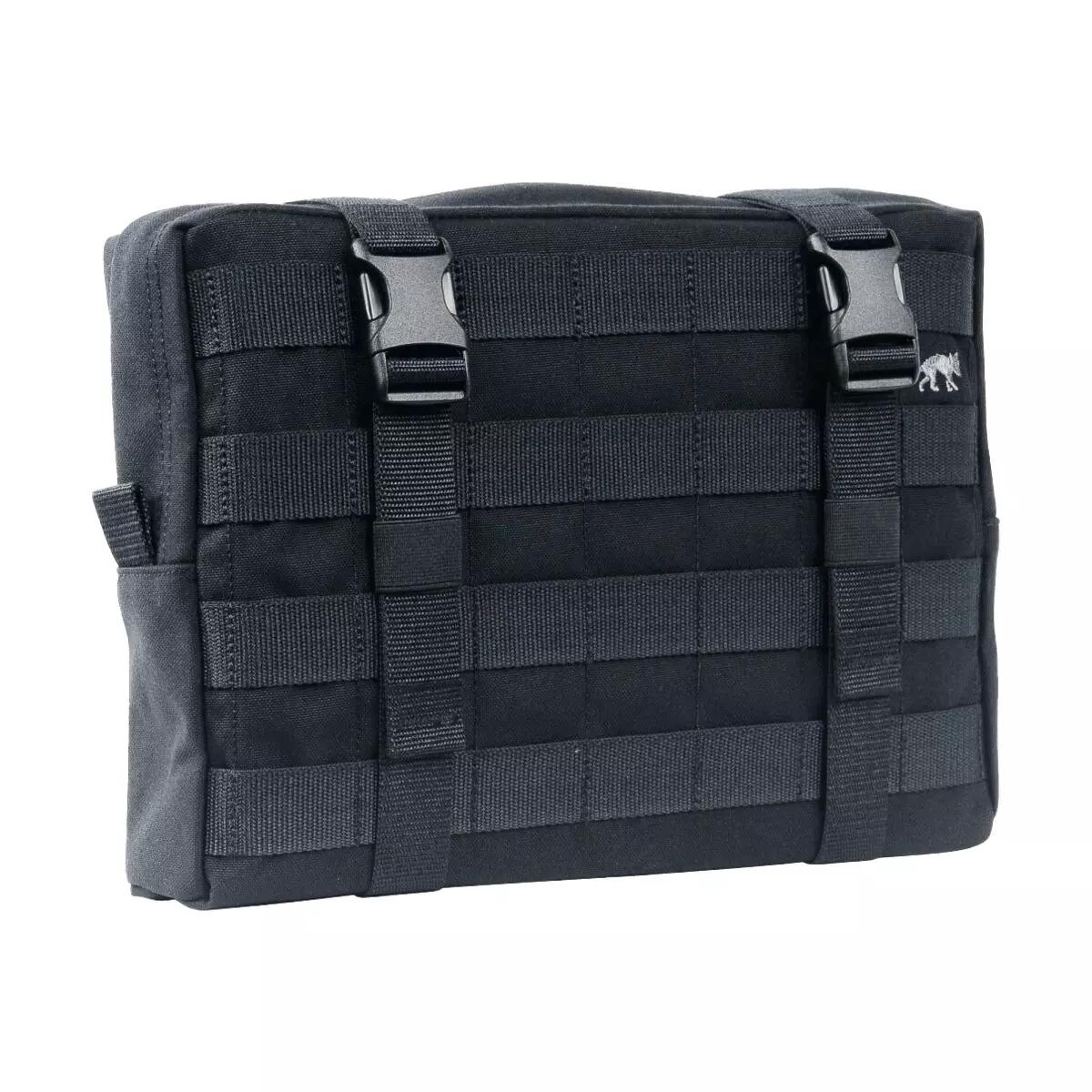 TT Tac Pouch 10 in Schwarz, stehend mit seitlichem Reißverschluss, robusten Riemen mit Schnallen und gummiertem Logo auf der Vorderseite.