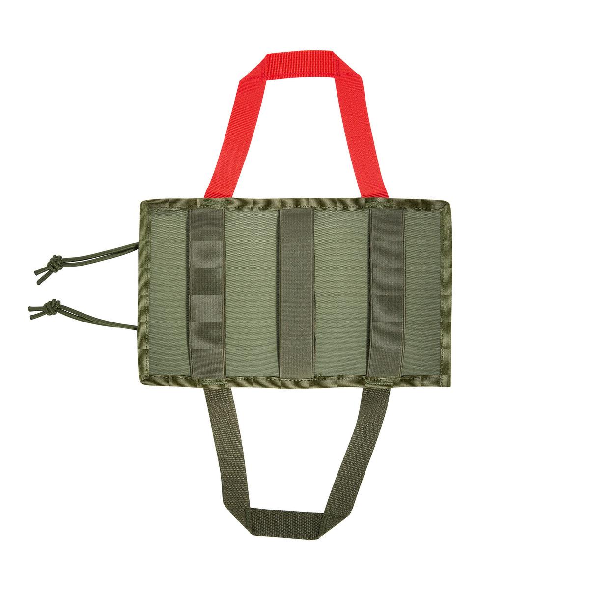 Grüne TT IFAK Pouch mit roten Griffen, zwei schwarzen Befestigungsriemen, robustem Design und herausziehbarem Erste-Hilfe-Panel.