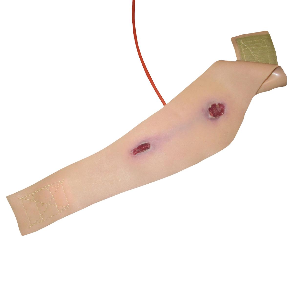 Techline Moulage Schusswunde Nacken simuliert an einem beigen Dummy realistisch einen Schussdurchtritt, zeigt zwei künstliche Wunden und Gewebe.