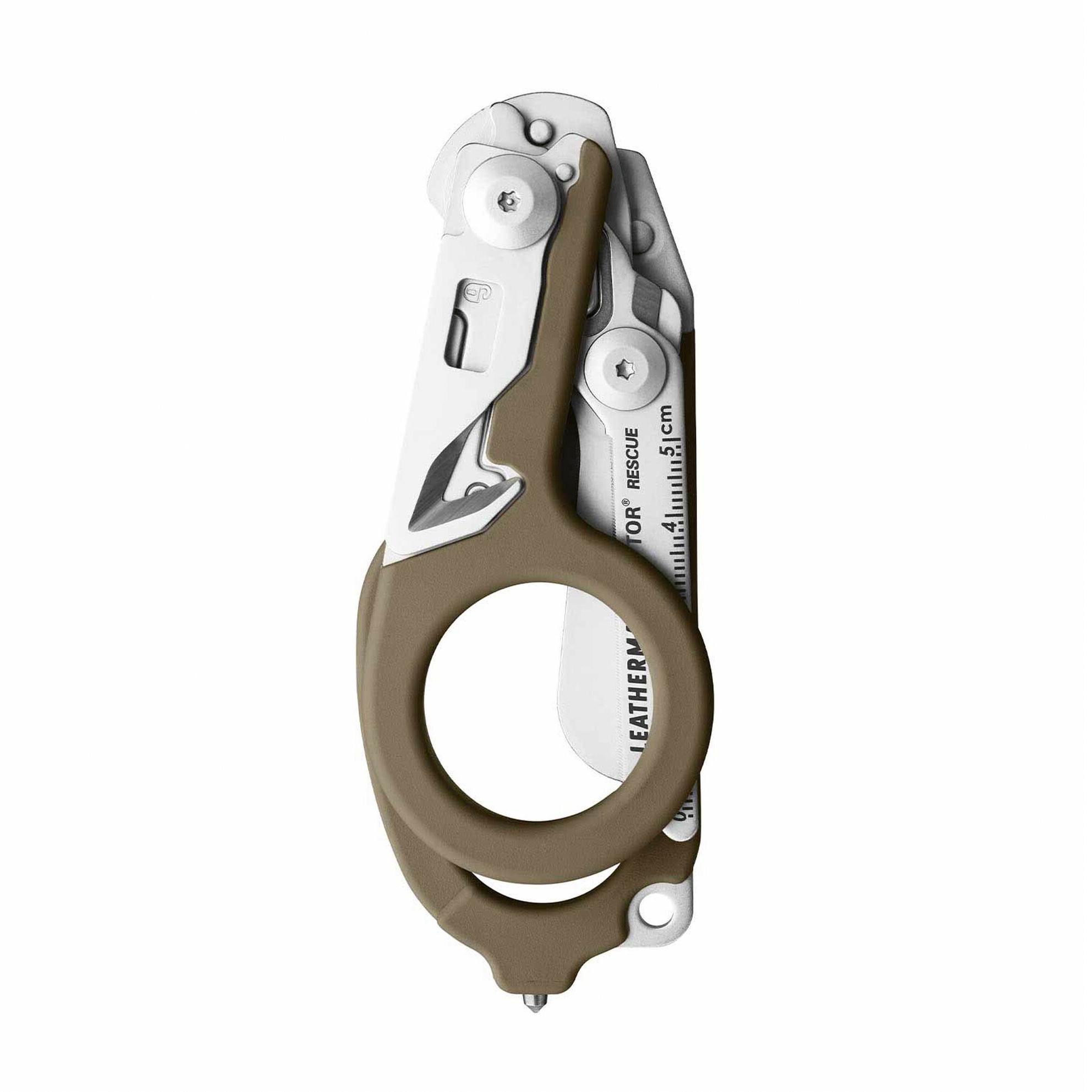 Das LEATHERMAN® RAPTOR® Rescue - Coyote Multitool aus silbernem Metall und braunem Griff zeigt geöffnet Schere, Schneidfläche und Messskala.
