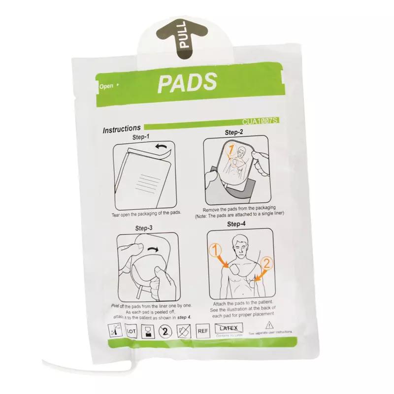 Weiße Packung Defibrillationselektroden für ME PAD für Erwachsene mit bebilderter Anleitung zum Anbringen und Entfernen der Elektroden.