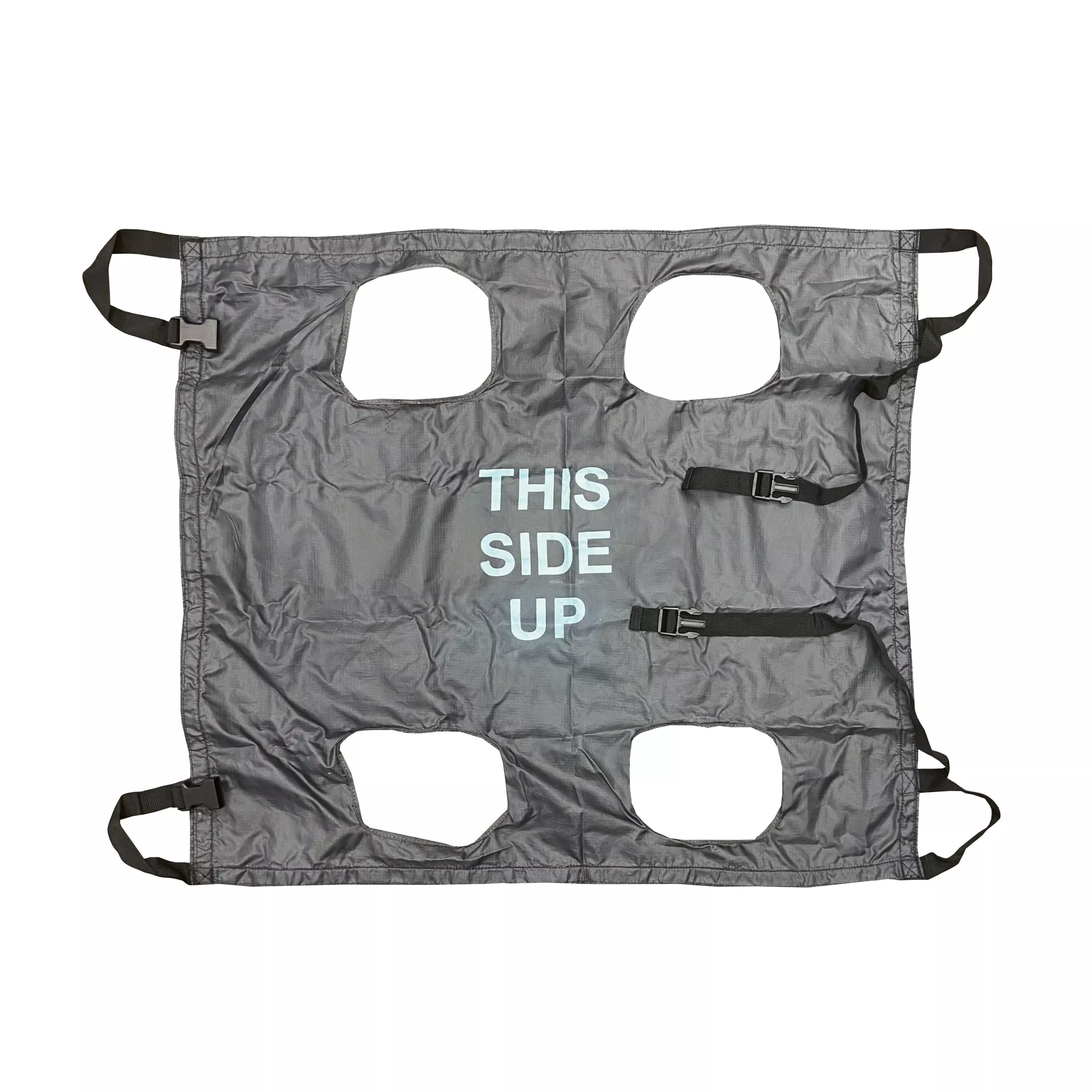 Ein Rescue Essentials K9 QuikLitter - Tragetuch für Diensthunde - Groß aus grauem Ripstop-Material mit vier stabilen Tragegurten und Aufdruck „THIS SIDE UP“.