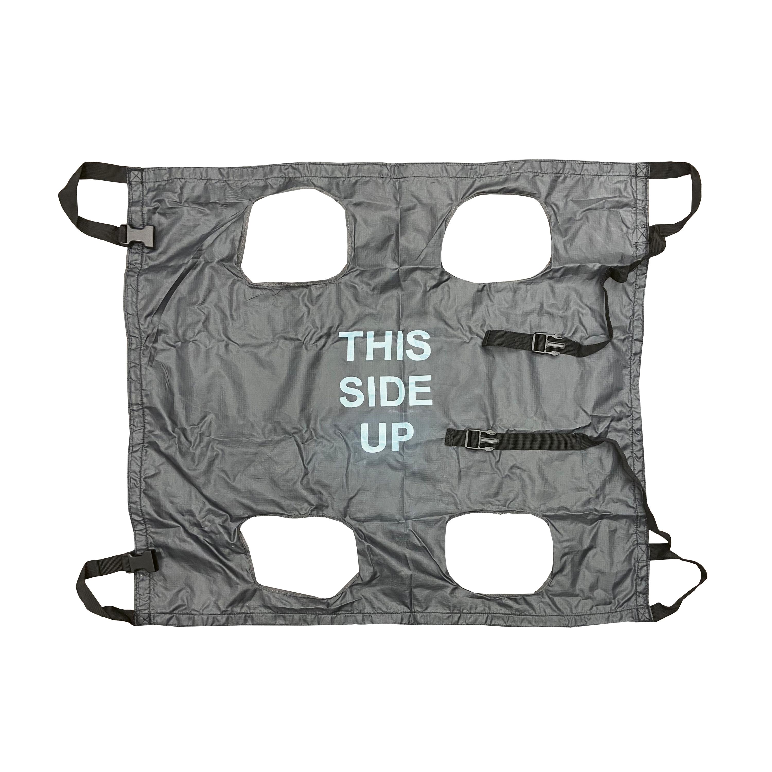 Ein Rescue Essentials K9 QuikLitter - Tragetuch für Diensthunde - Groß aus grauem Ripstop-Material mit vier stabilen Tragegurten und Aufdruck „THIS SIDE UP“.