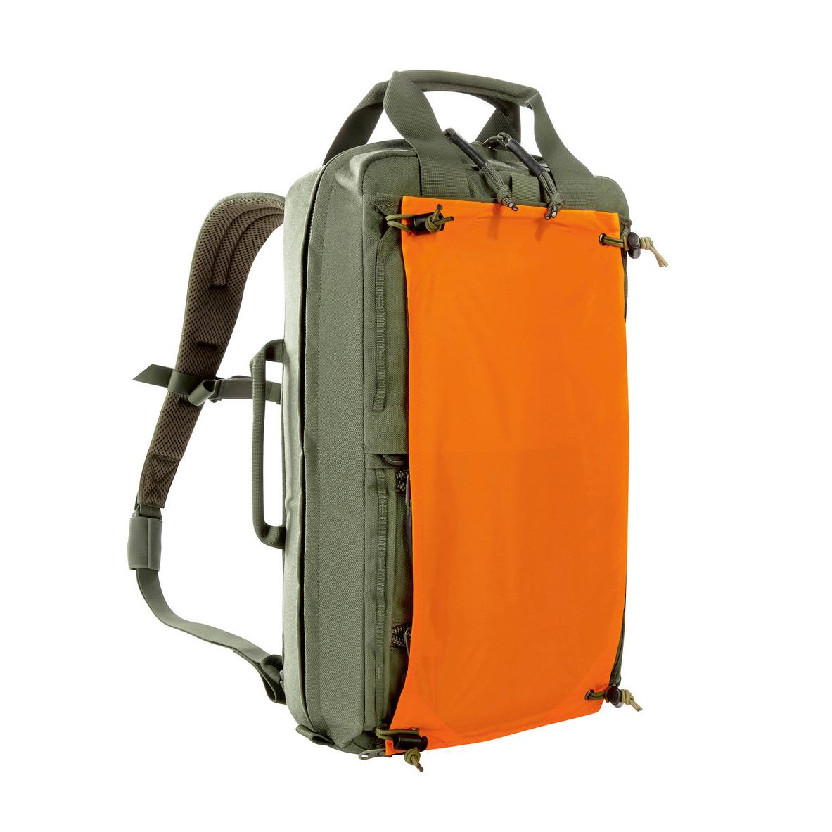 Ein TT Survival Pack Rucksack, oben orange mit zwei Griffen und seitlichem Reißverschluss, unten olivgrün mit Seitengriff und Mesh-Tasche.