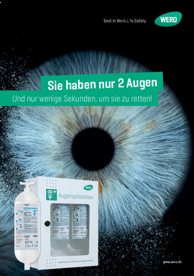 Nahaufnahme eines blauen Auges mit einer Augenspülstation inklusive weißer Pumpflasche und den Texten „Sie haben nur 2 Augen“, „WERO“ und „Best in WorkLifeSafety“.