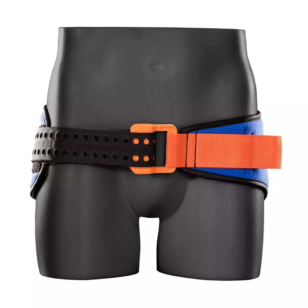 SAM® Pelvic Sling II - Blau, Standard mit orangefarbenem Gurt, verstellbarer Schnalle und Lochreihe an schwarzem Mittelteil auf einem Torso befestigt.