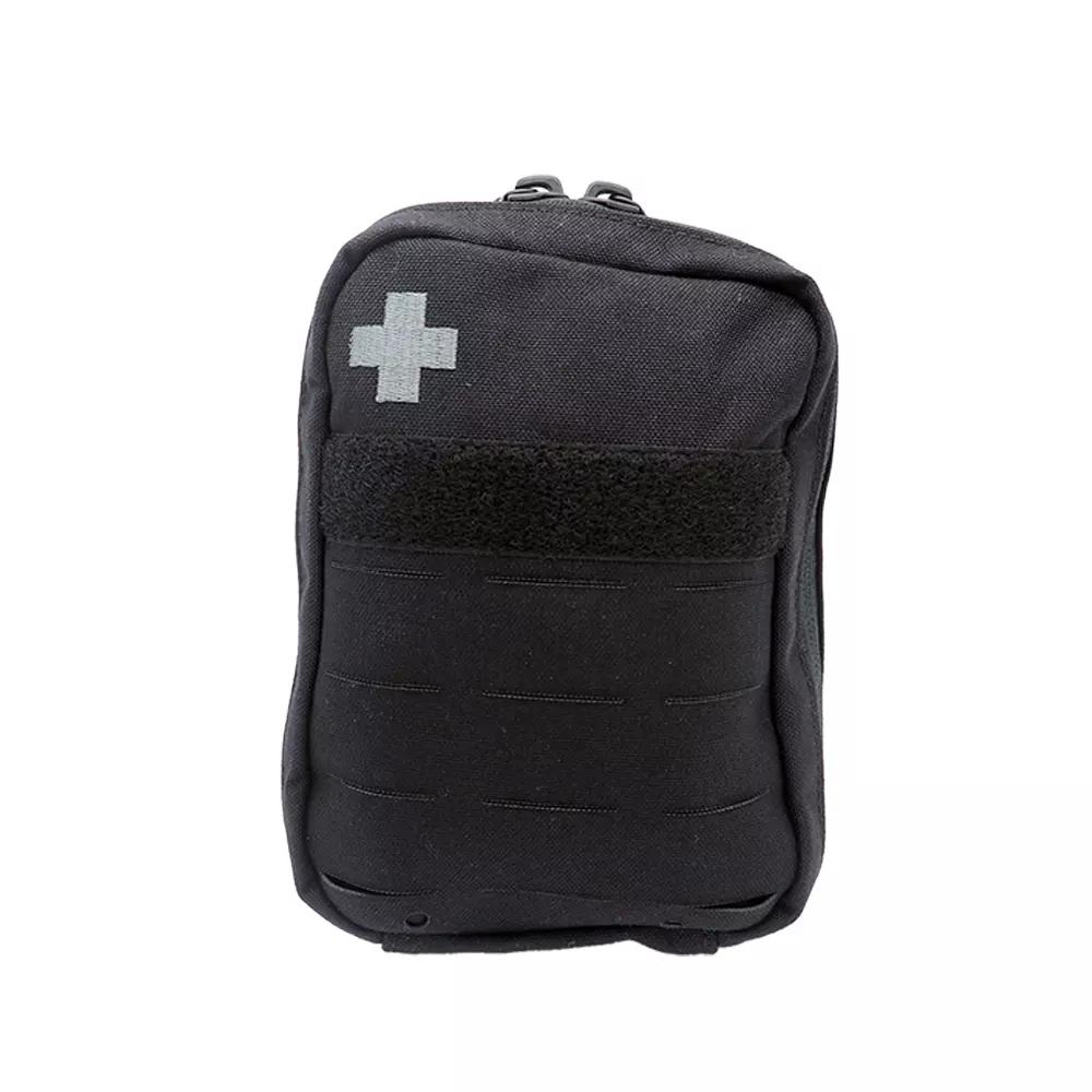 Schwarzes C-ABC Adventure First Aid Pack mit grauem Kreuz, Klettverschluss und seitlichem Zipper, steht aufrecht vor weißem Hintergrund.