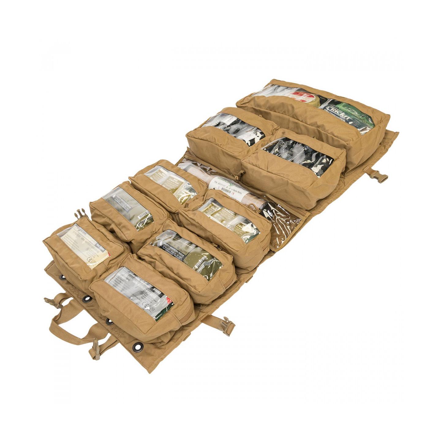 NAR Medic Trauma Sheet Bag - Coyote als ausgebreitete Trage mit klaren Fächern, gefüllt mit medizinischem Material, Griff und verstellbaren Gurten.