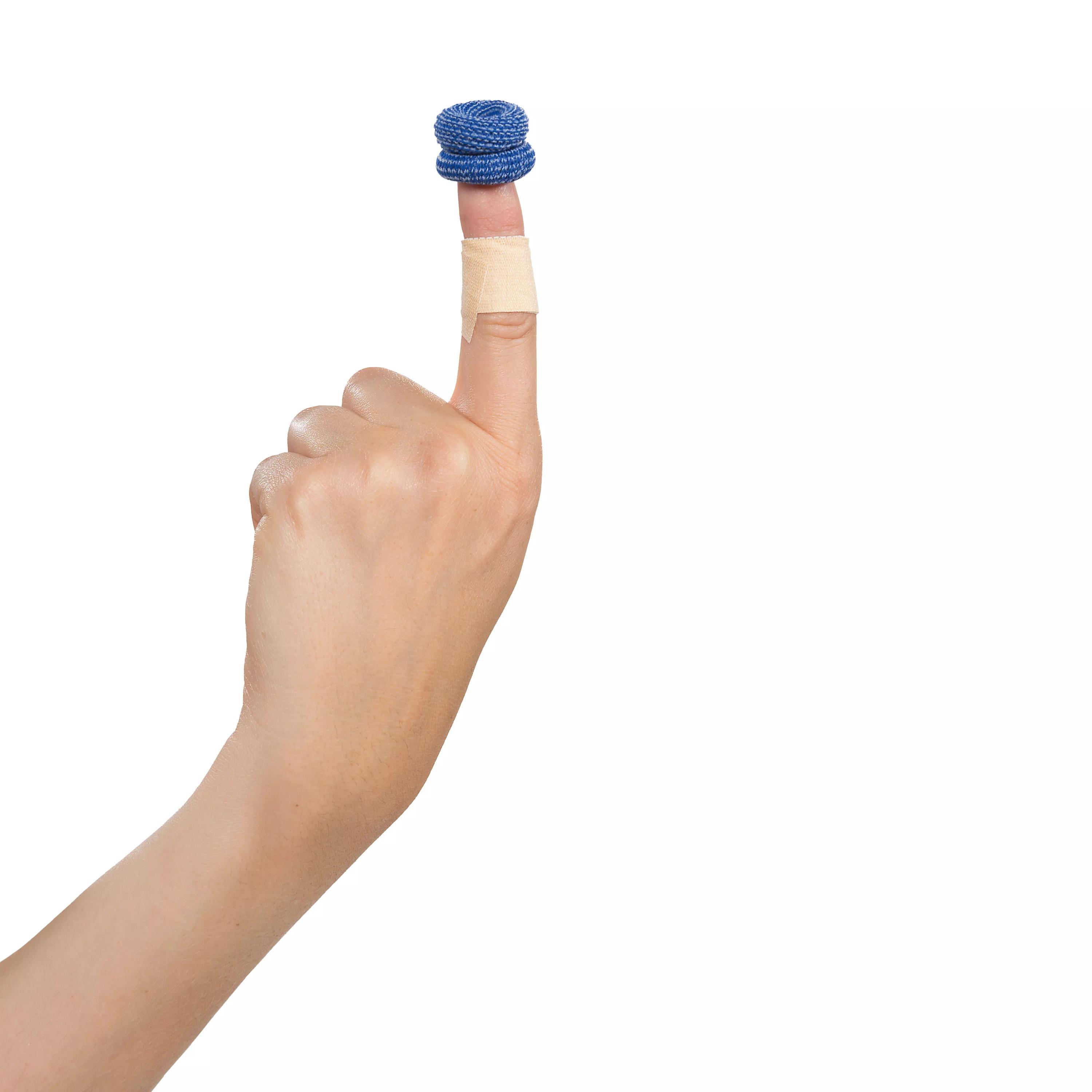 Eine Hand legt den blauen WERO FingerFriend Schlauchverband mit elastischer Baumwolle durch schnelle, einfache Anwendung um den Zeigefinger.