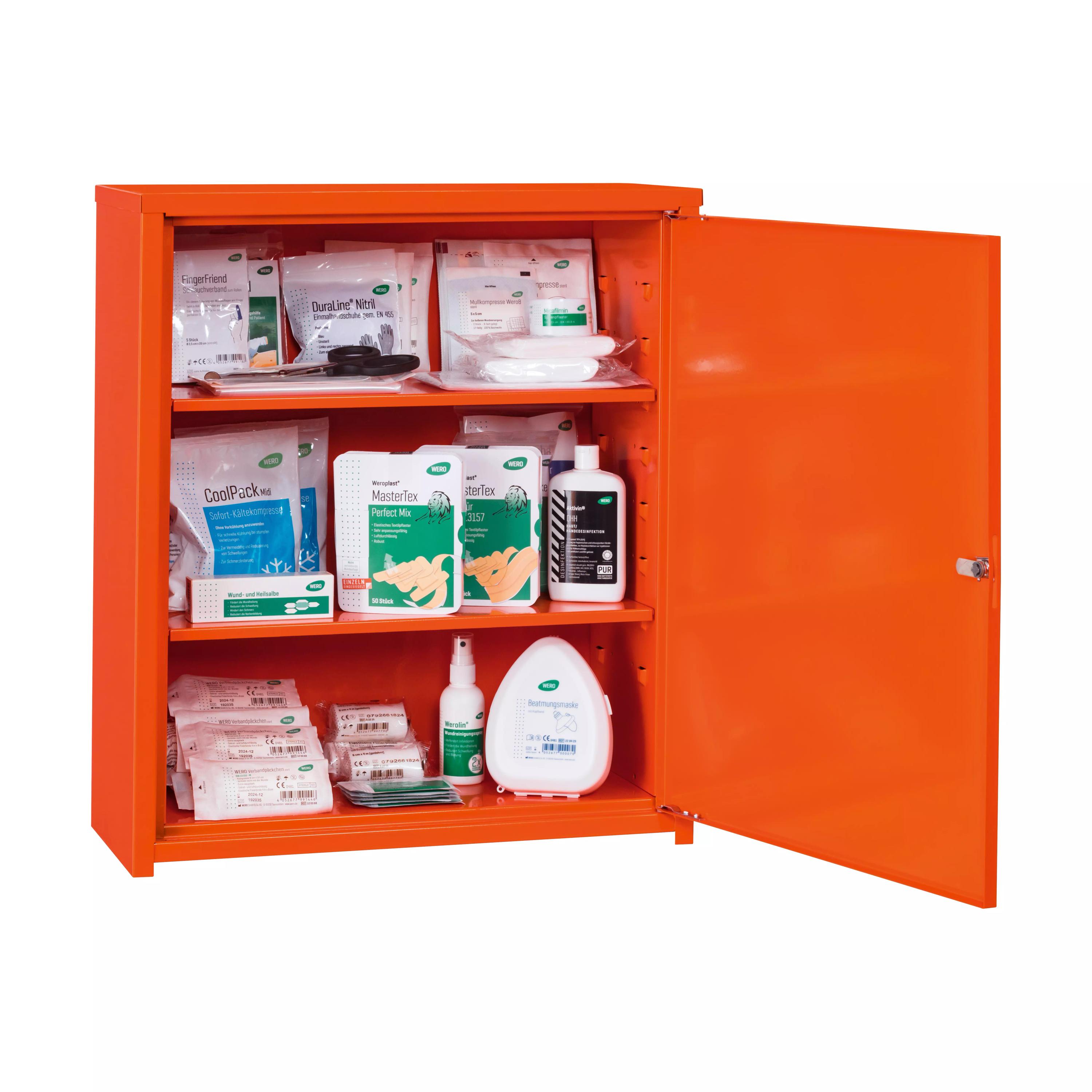 Der WERO Verbandschrank MaxiDeep 6 / 073 - Orange ist geöffnet, mit drei bestückten Regalböden und verstellbaren Fächern für Erste-Hilfe-Material.