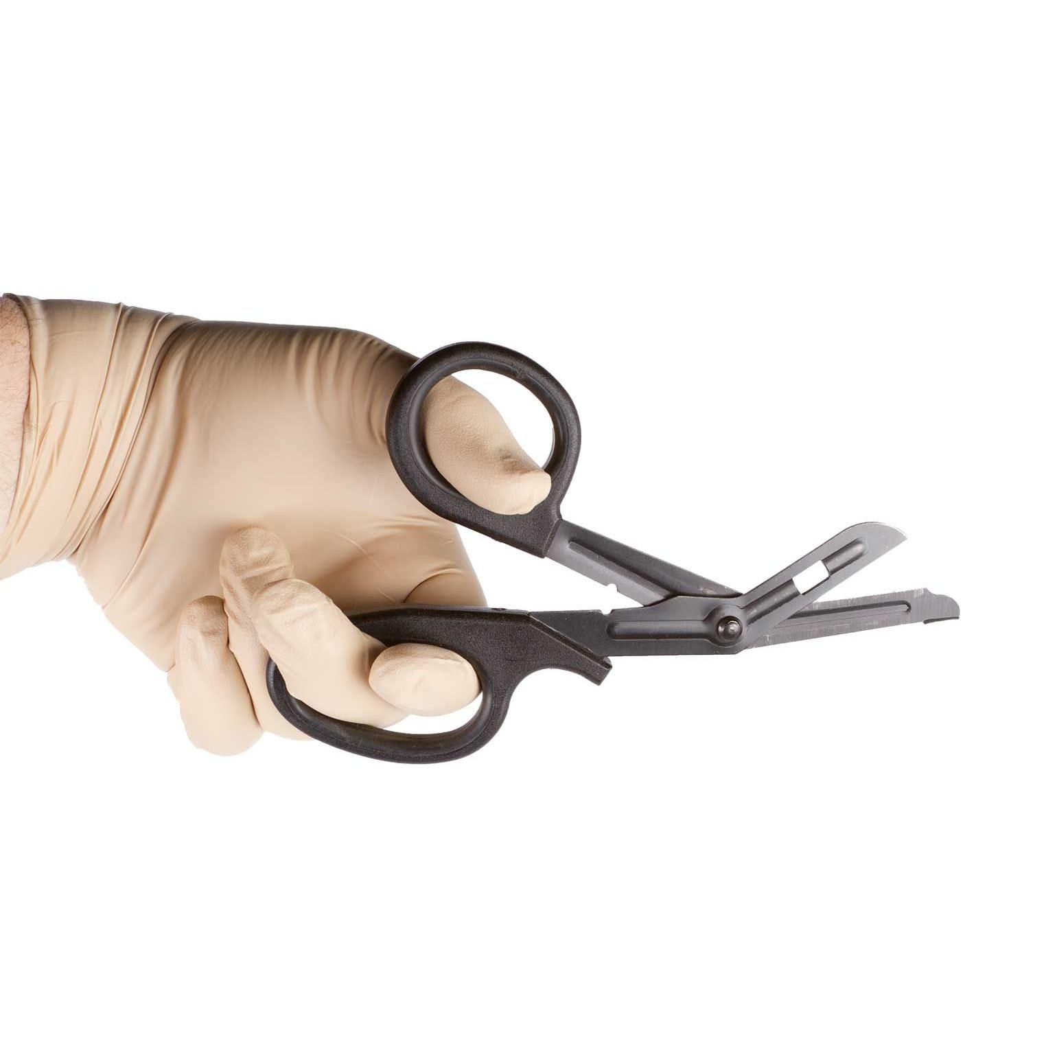 Eine Hand in sterilem Handschuh hält geöffnete NAR Trauma Shear - 18,5 cm mit schwarzen Griffen und Edelstahlklinge zum präzisen Schneiden.