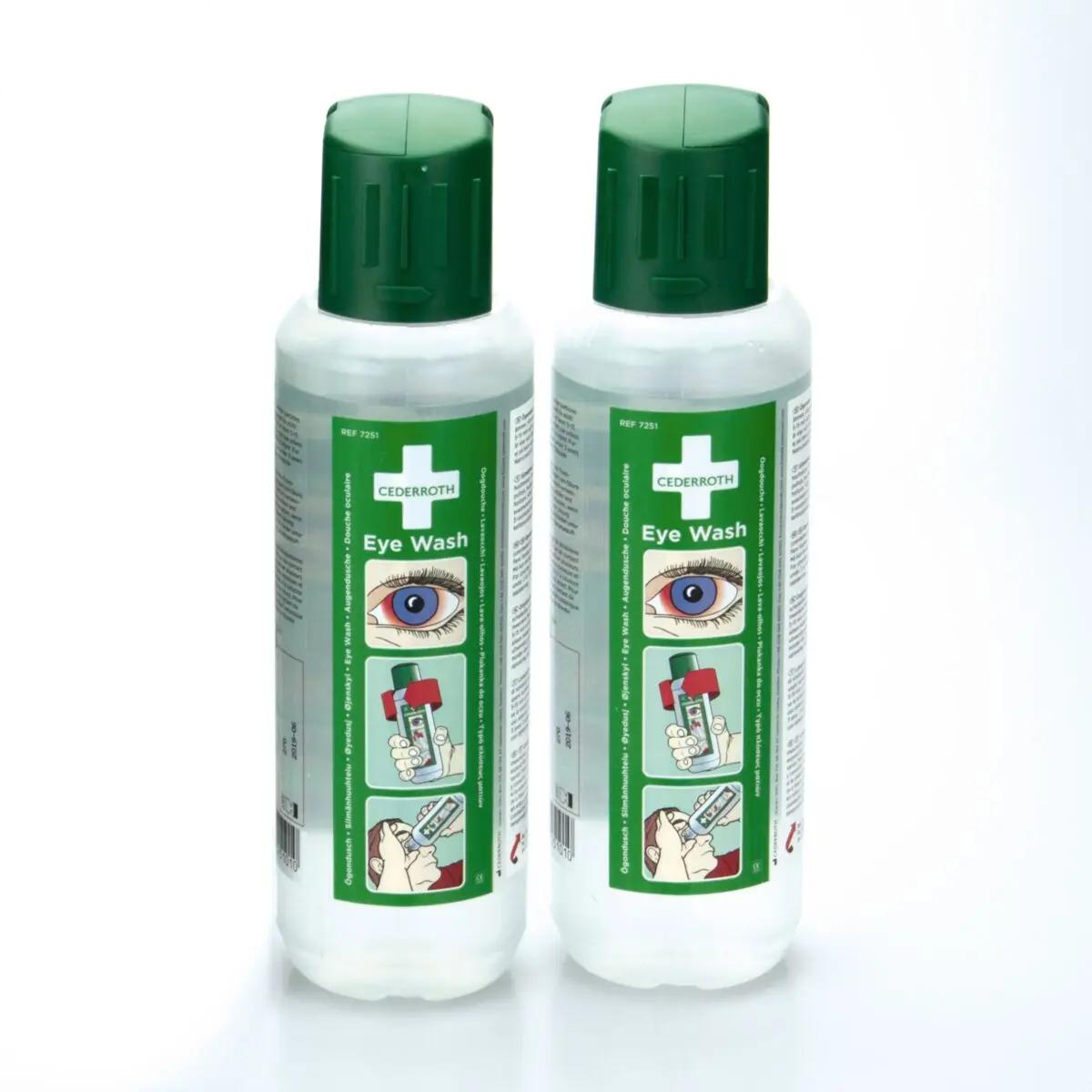 Zwei Augenspülflaschen Cederroth, 2 x 500 ml, mit transparenter, boratgepufferter Kochsalzlösung und grünen Anwendungsillustrationen.