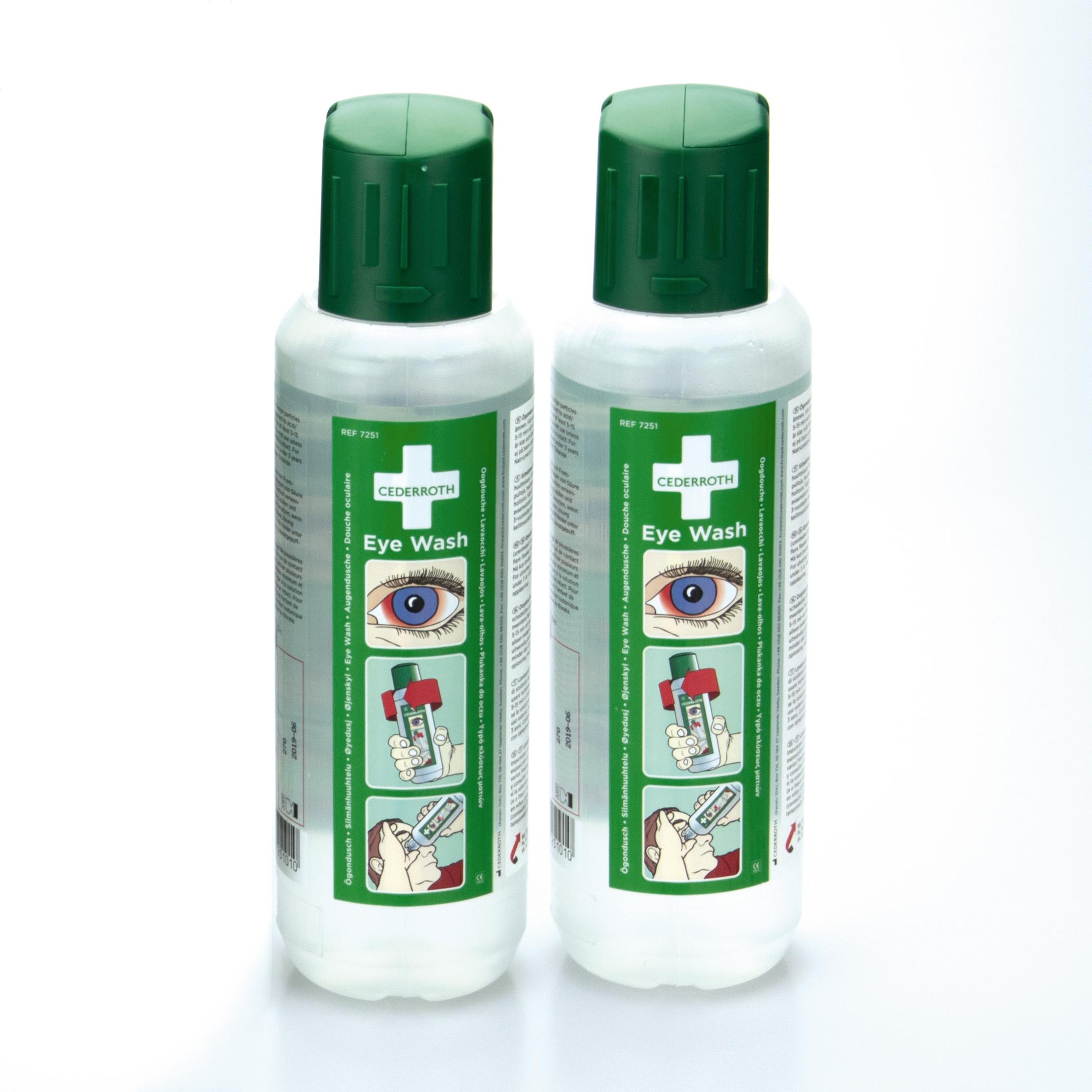 Zwei Augenspülflaschen Cederroth, 2 x 500 ml, mit transparenter, boratgepufferter Kochsalzlösung und grünen Anwendungsillustrationen.