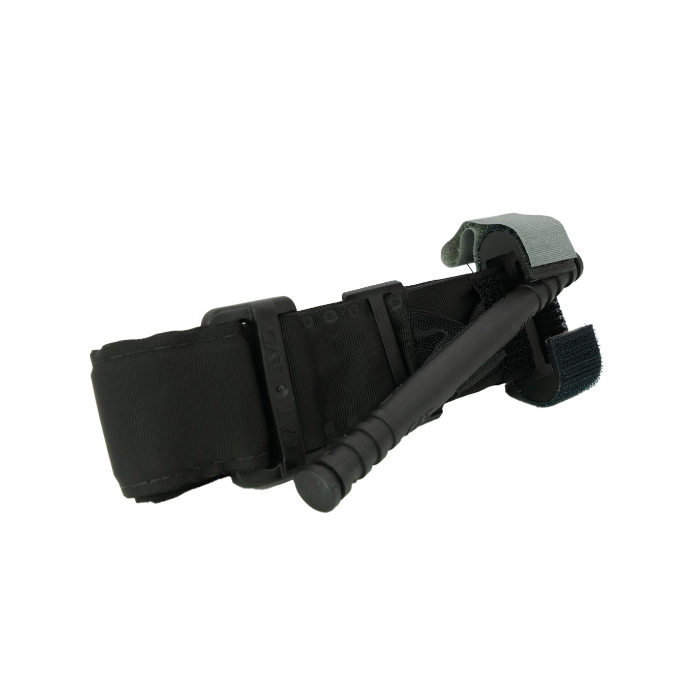 Ein Combat Application Tourniquet® (CAT®), das ORIGINAL - Schwarz mit individuell verstellbarem Gurt, robustem Knebel und flexiblem Windesystem.